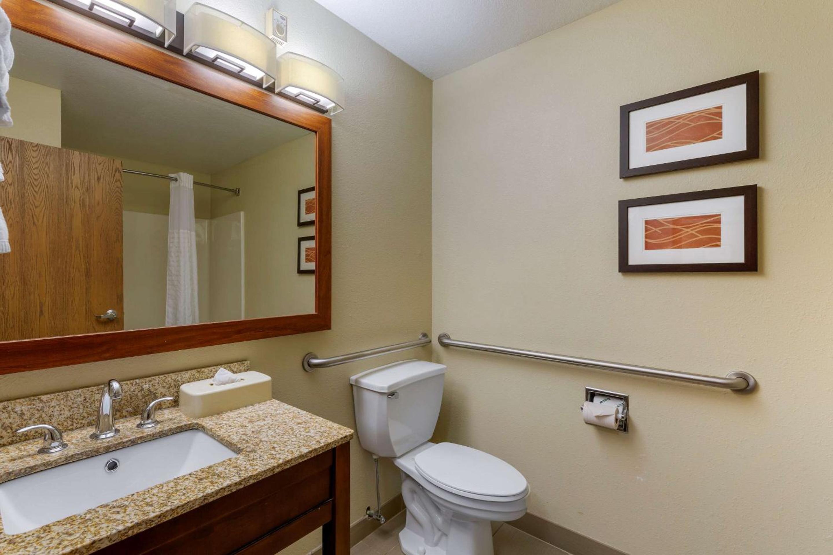 Double Room With Two Double Beds - Accessible/Non-Smoking photo 3
