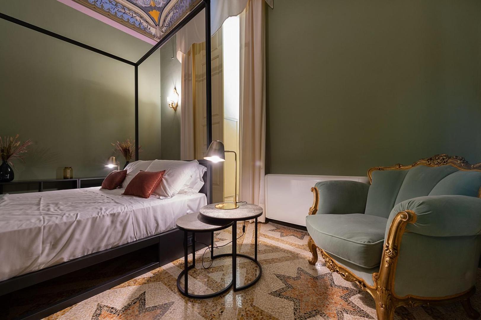 Deluxe Double Room with Balcony photo 3