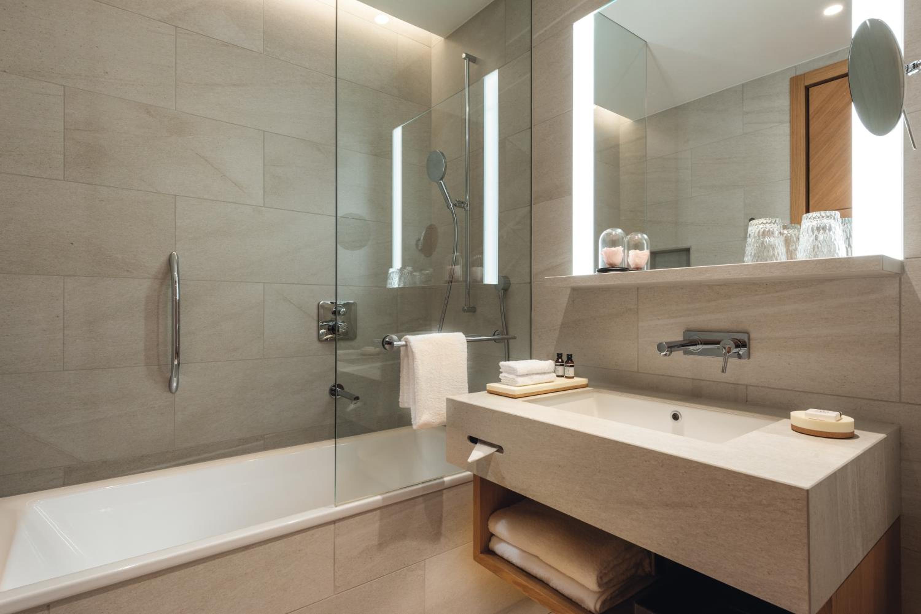 Deluxe King Room - Photo 4