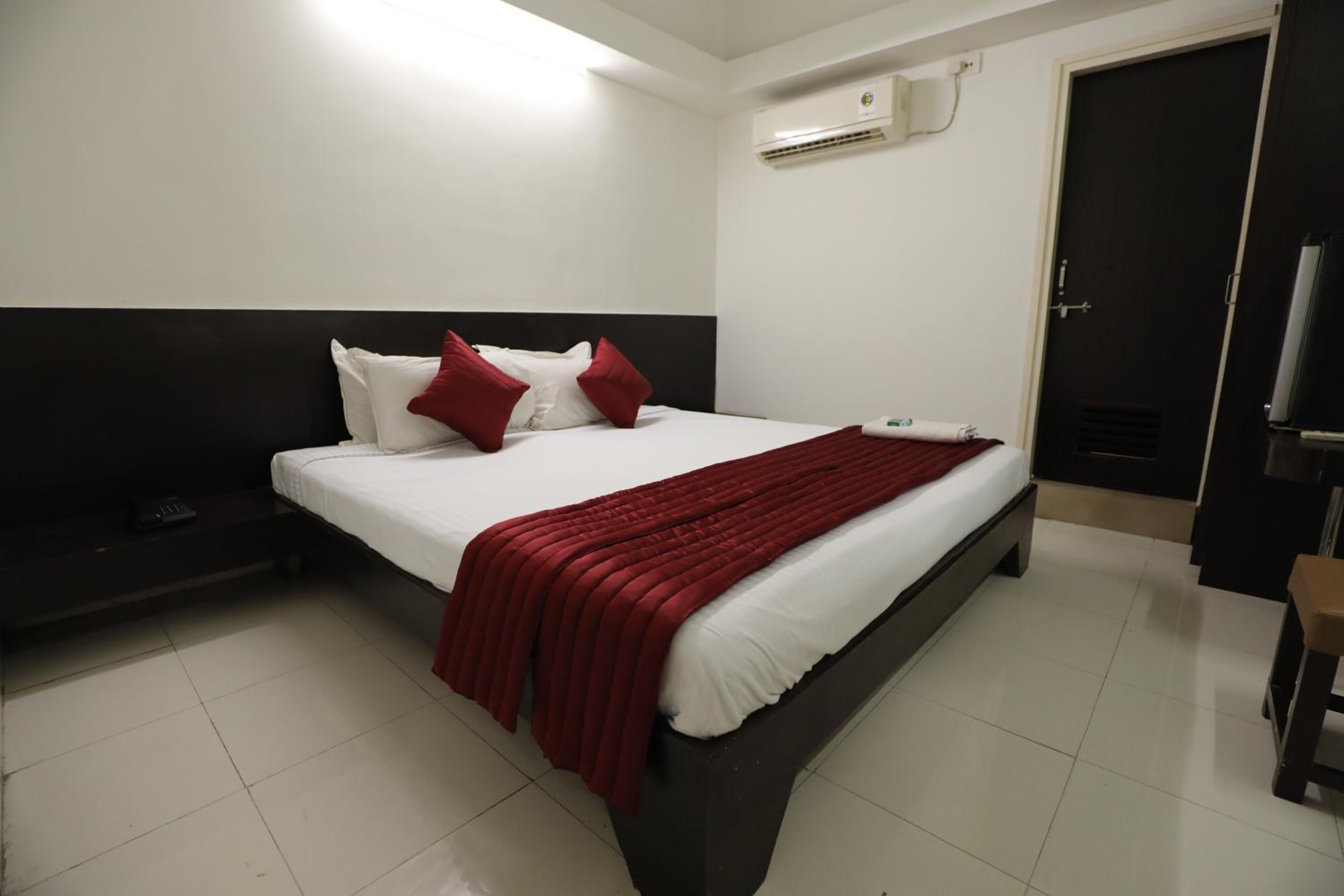 Deluxe Room - Photo 17