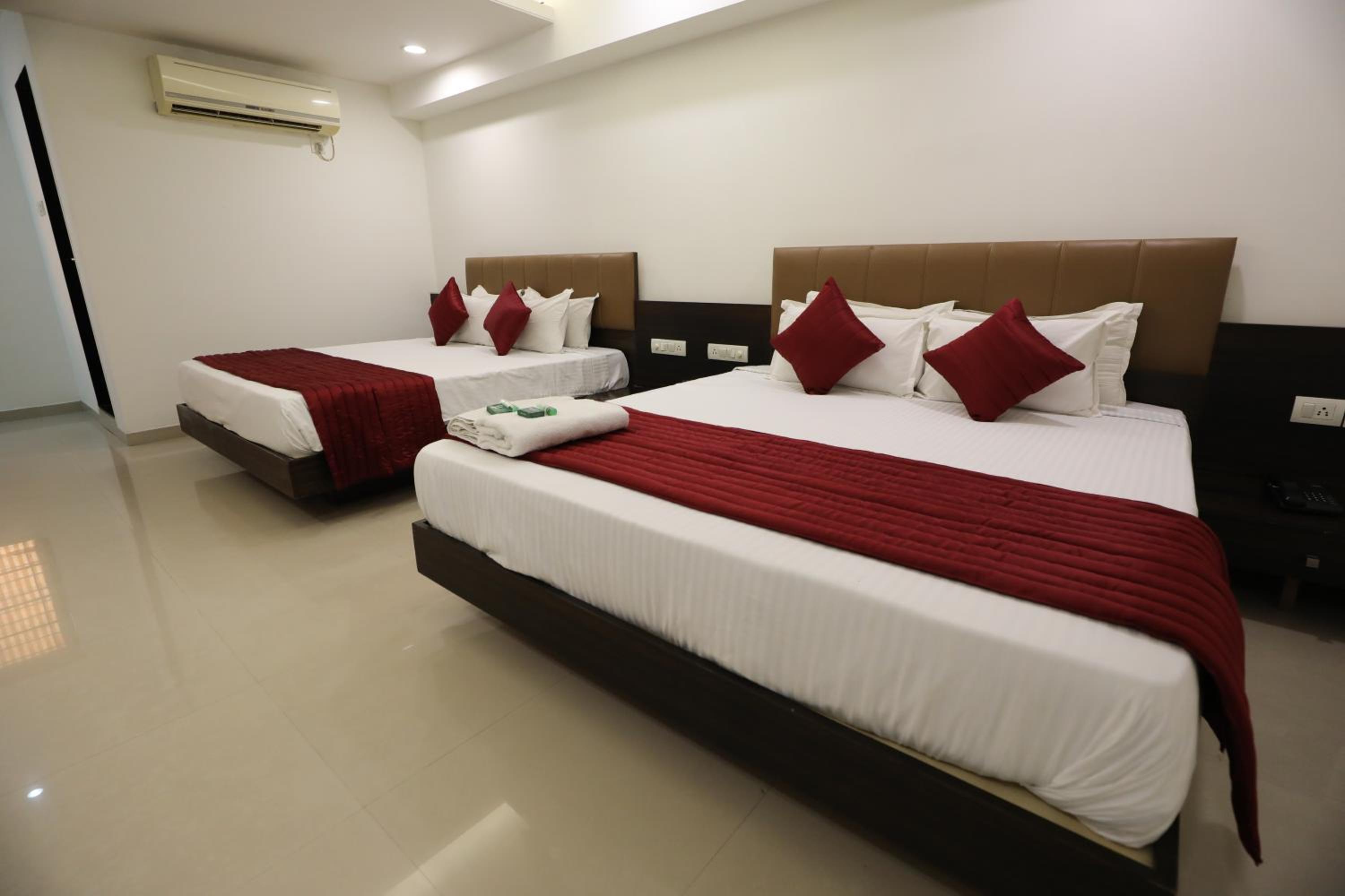 Quadruple Room - Photo 11