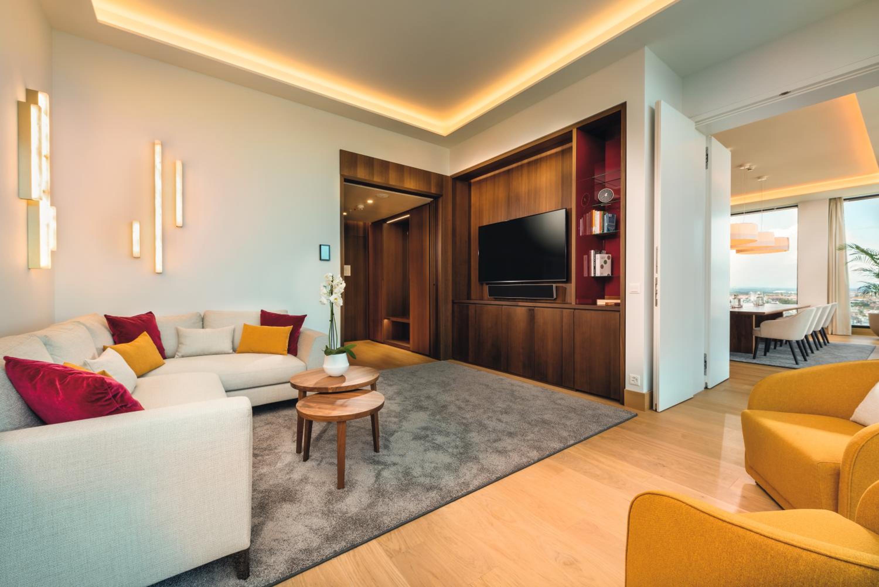 Grand King Suite - Photo 2