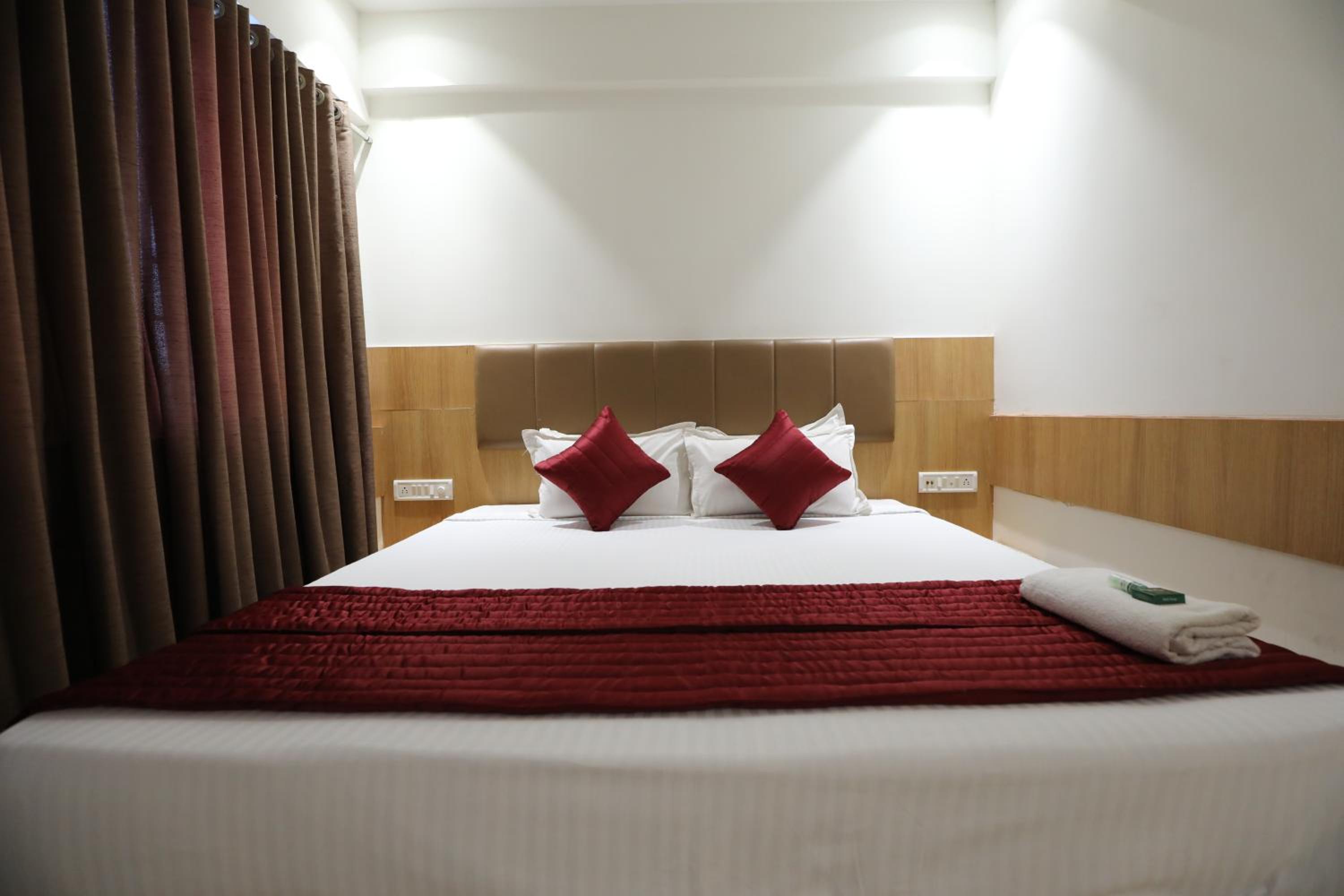 Deluxe Room - Photo 12