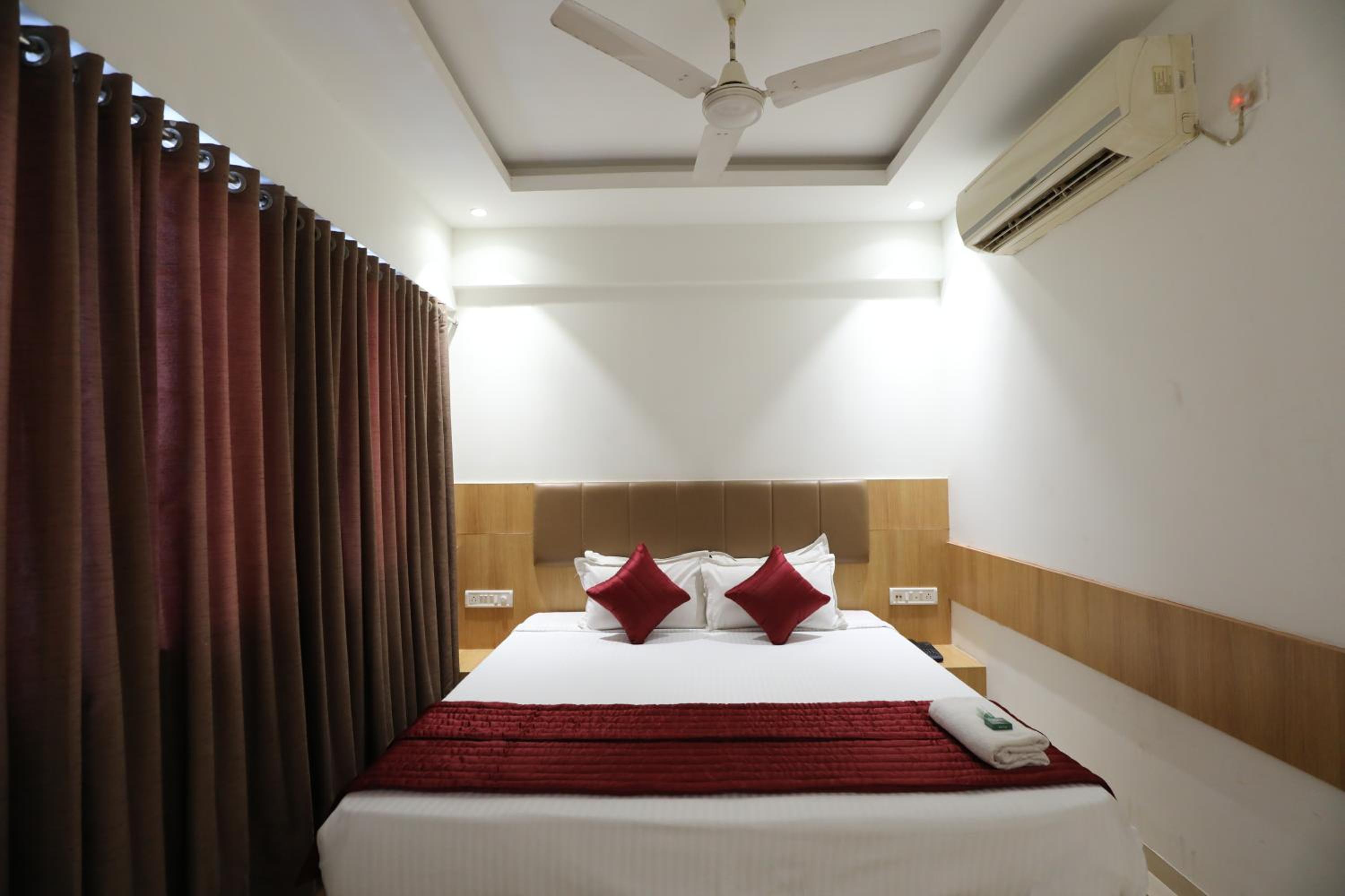 Deluxe Room - Photo 11