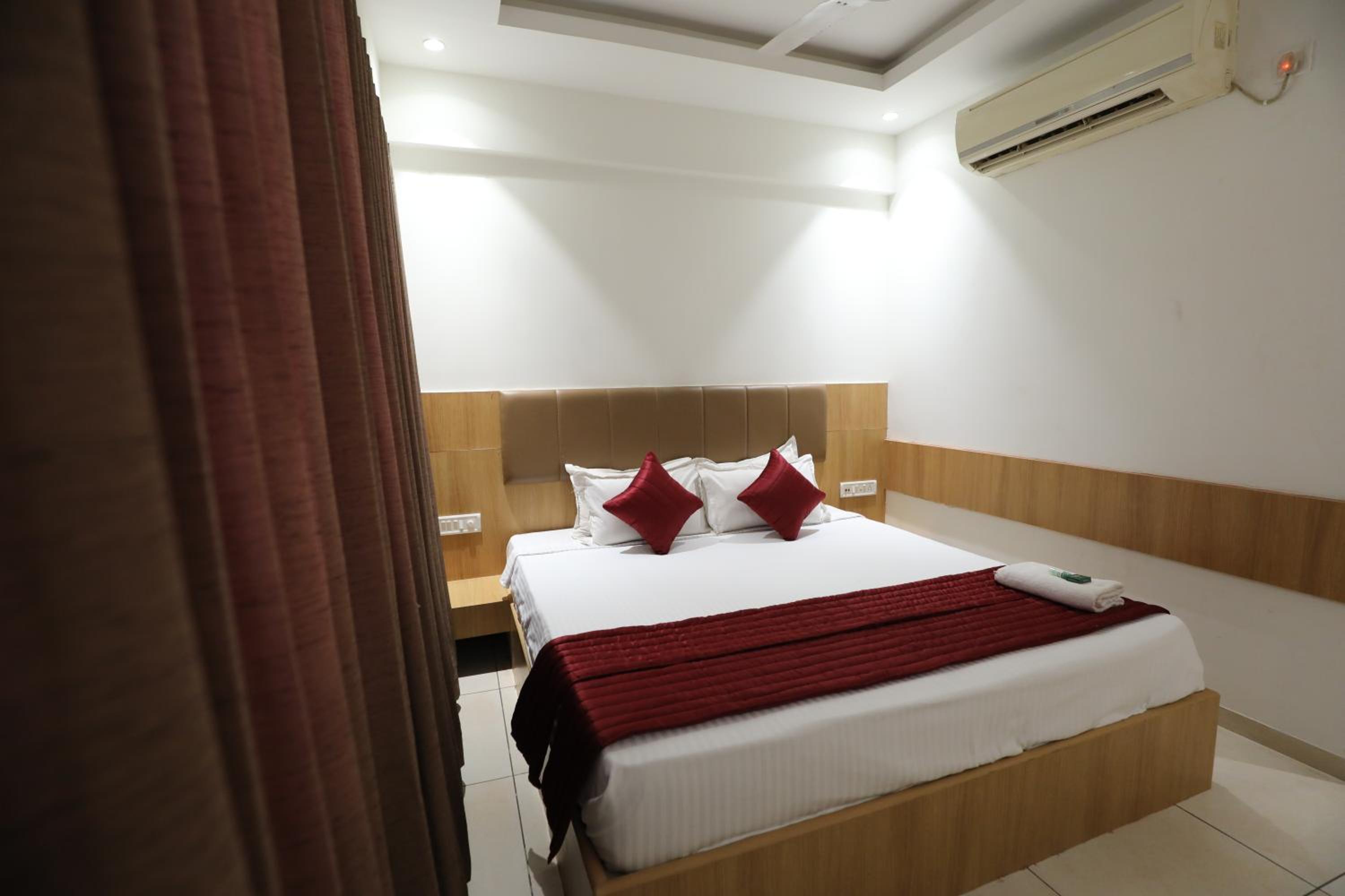 Deluxe Room - Photo 10