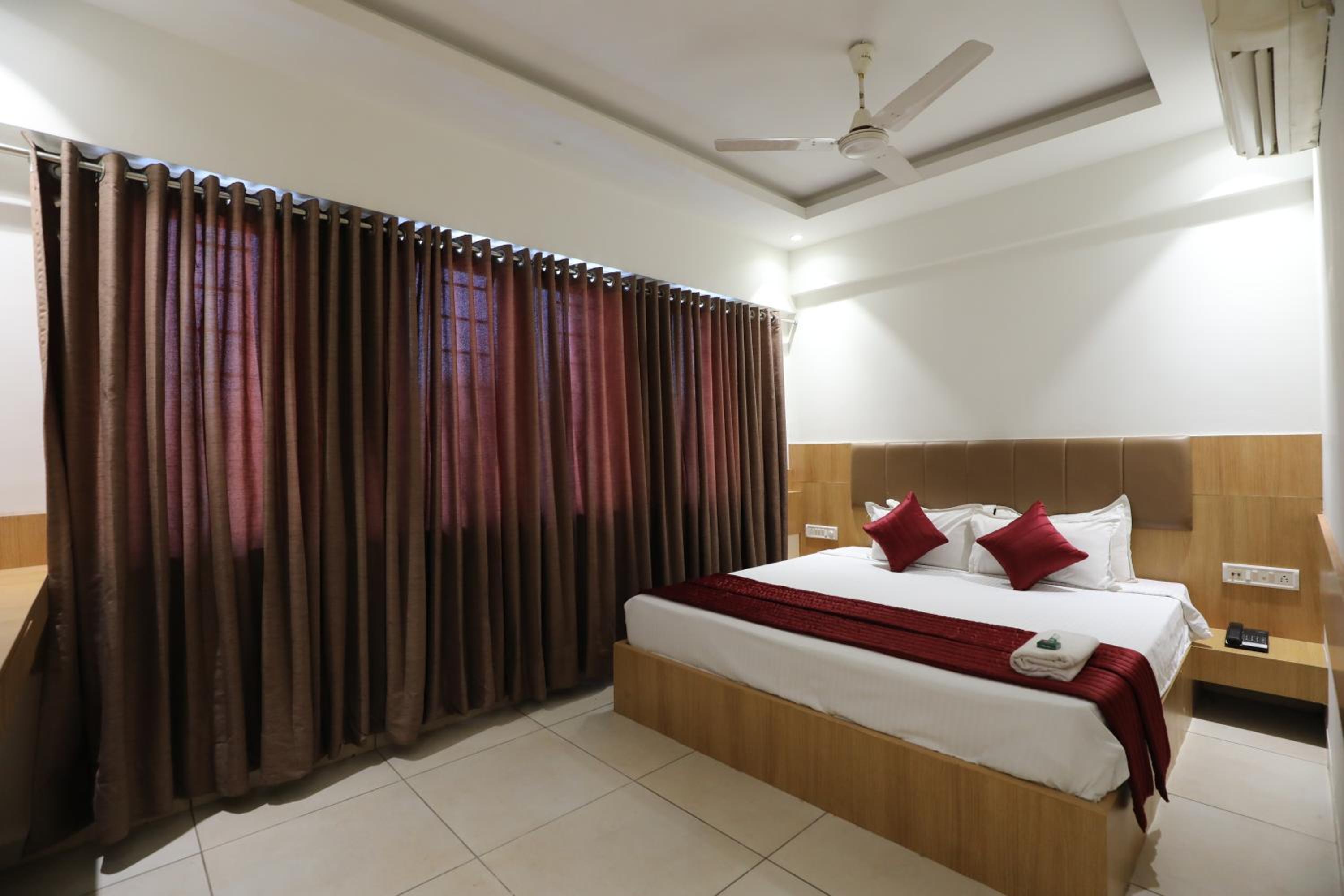 Deluxe Room - Photo 22