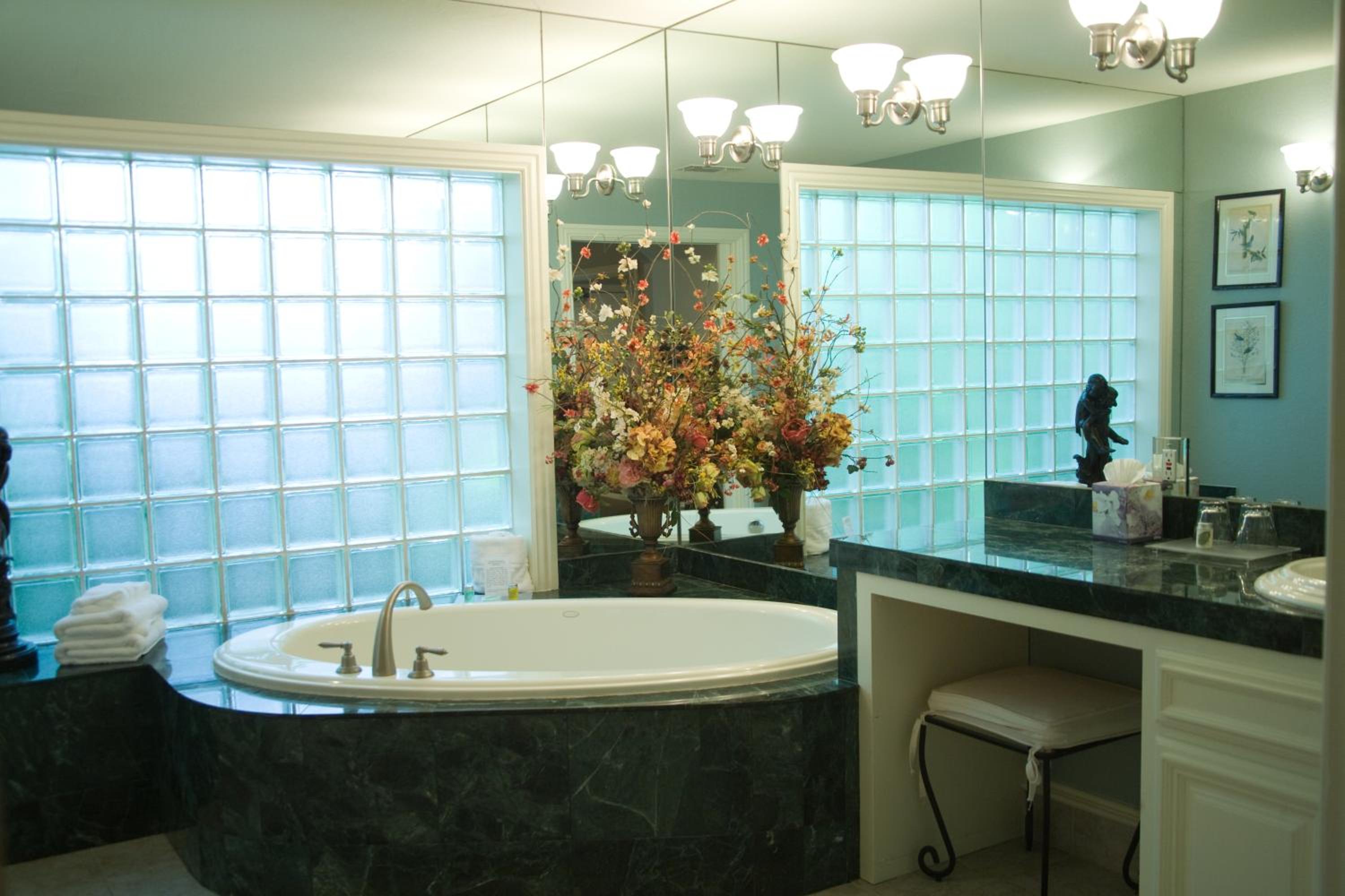 King Suite - Photo 2