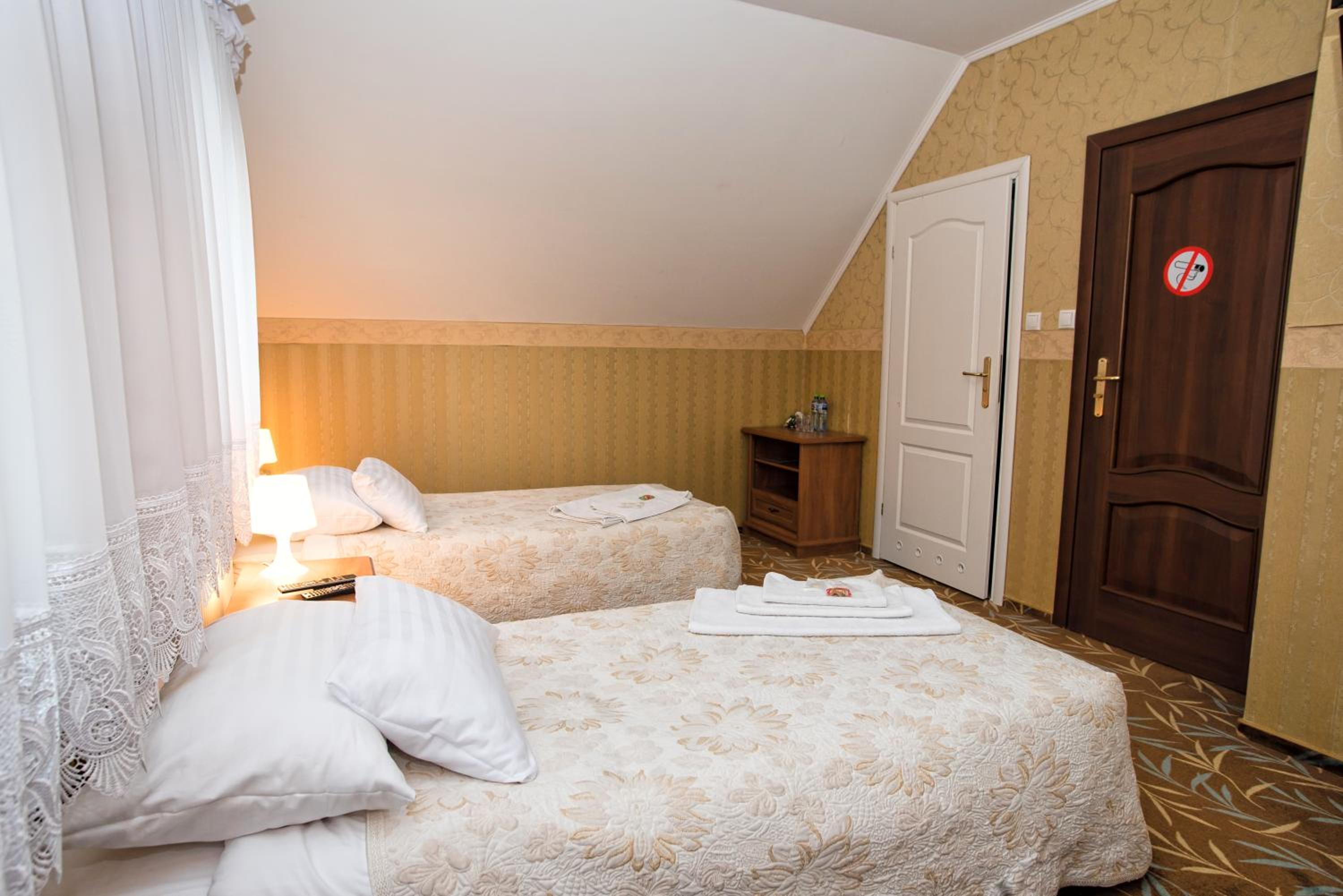 Twin Room with Bathroom - Photo 2