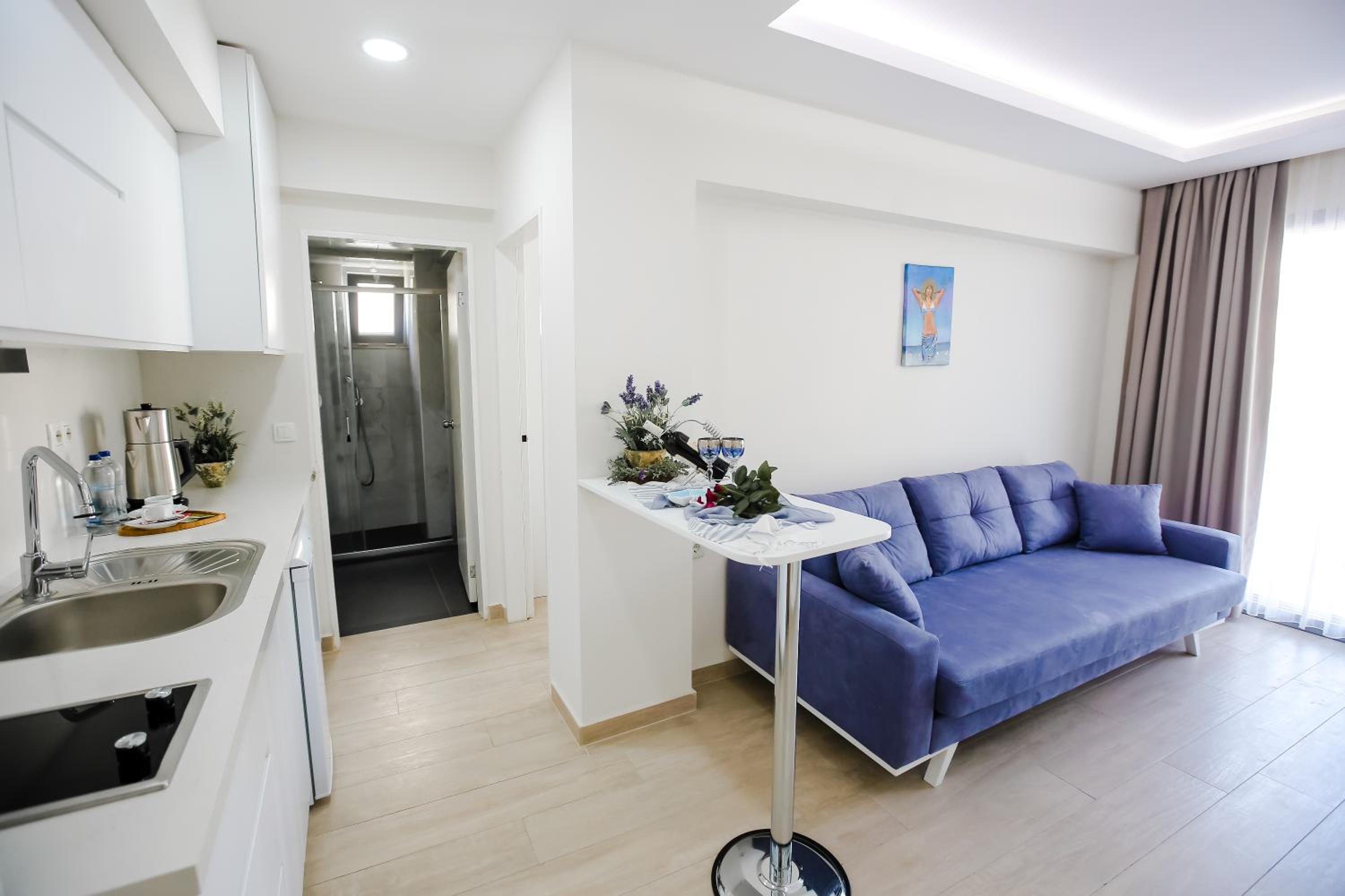 Suite with Balcony - Photo 9