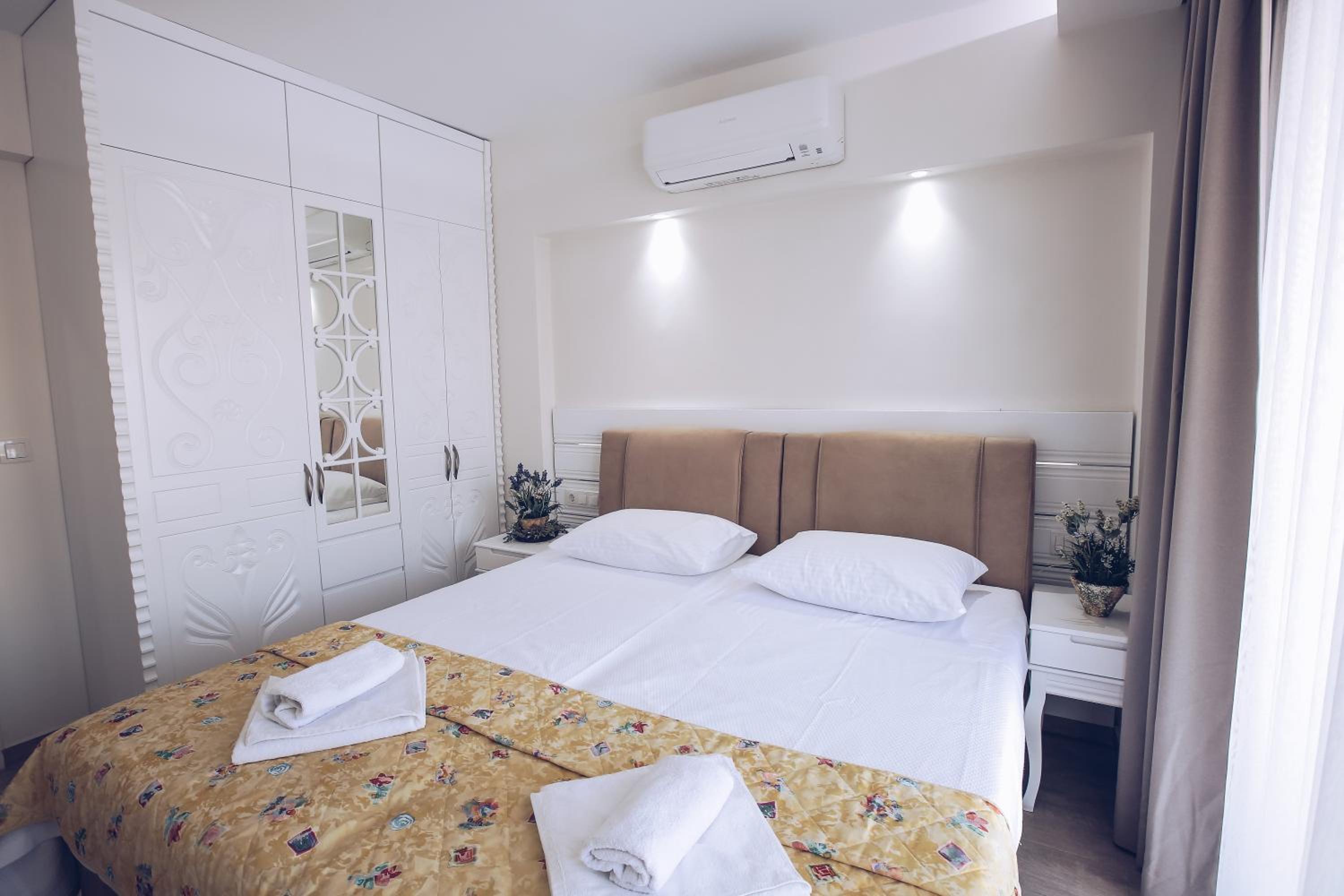 Suite with Balcony - Photo 22