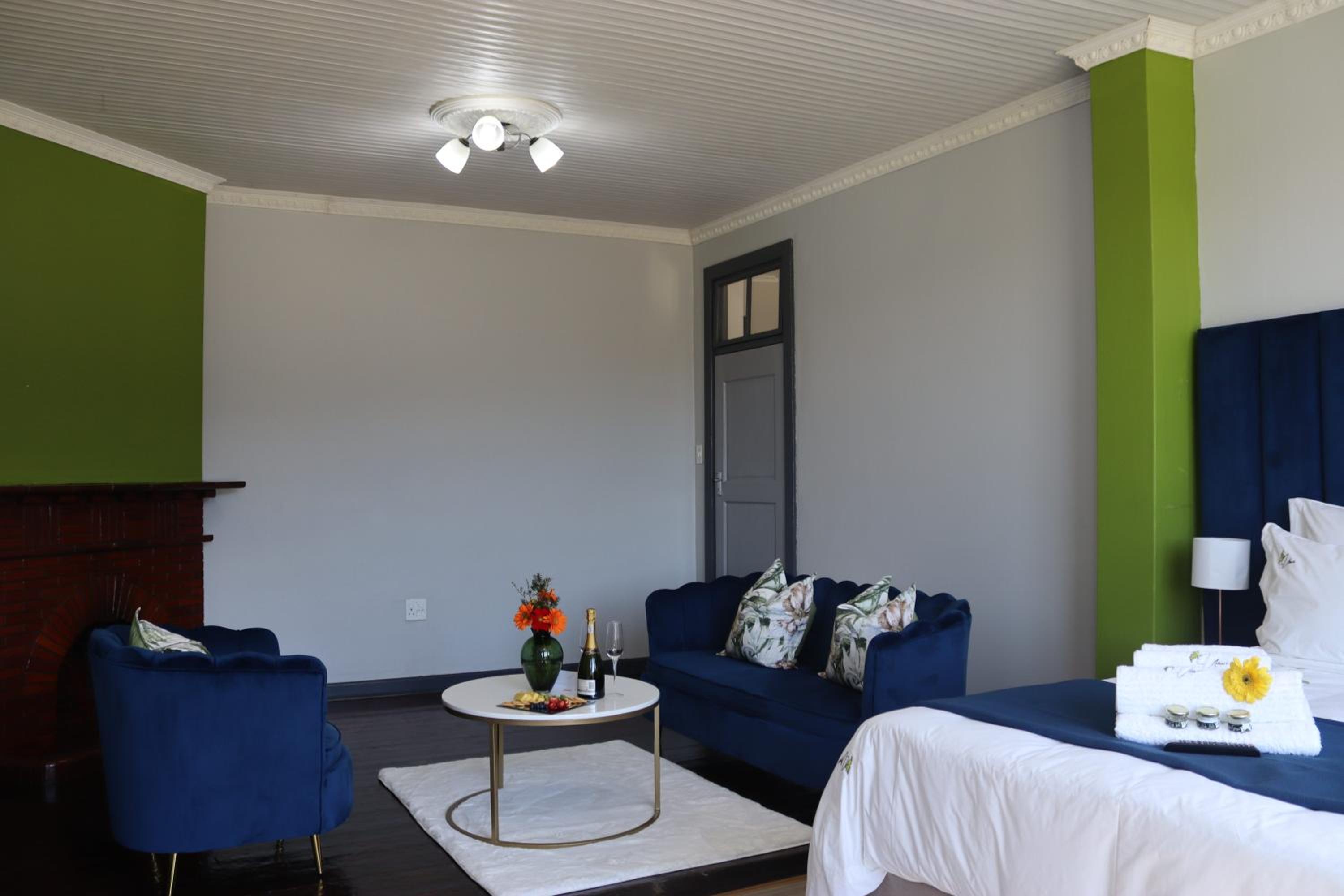 Executive Suite - Photo 6