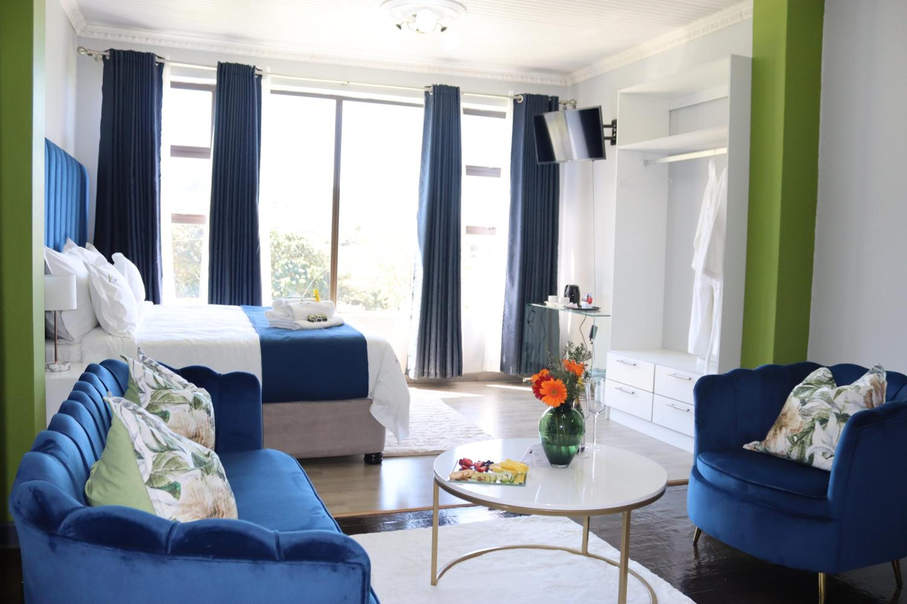 Executive Suite - Photo 3