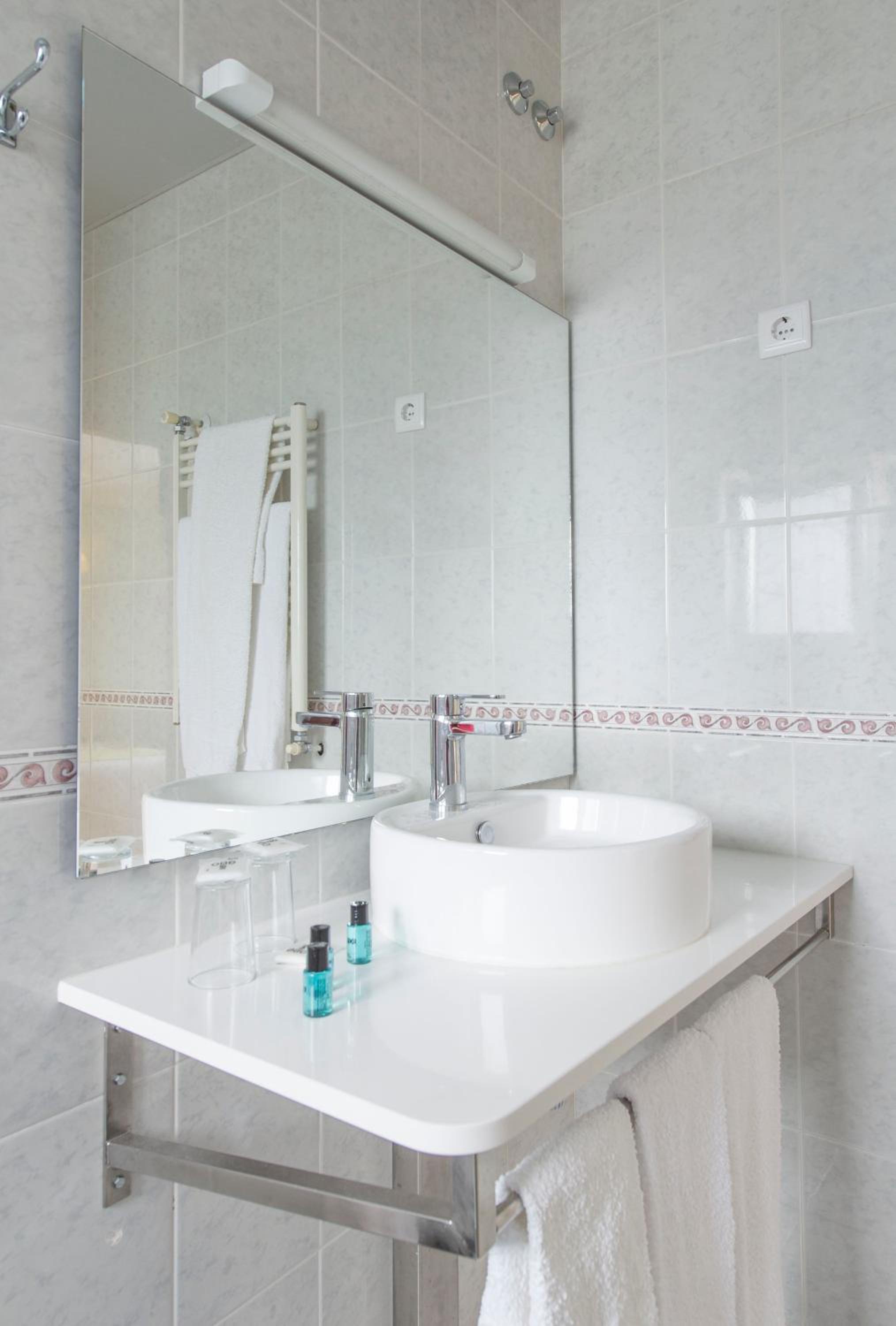 Triple Room with Balcony - Photo 6