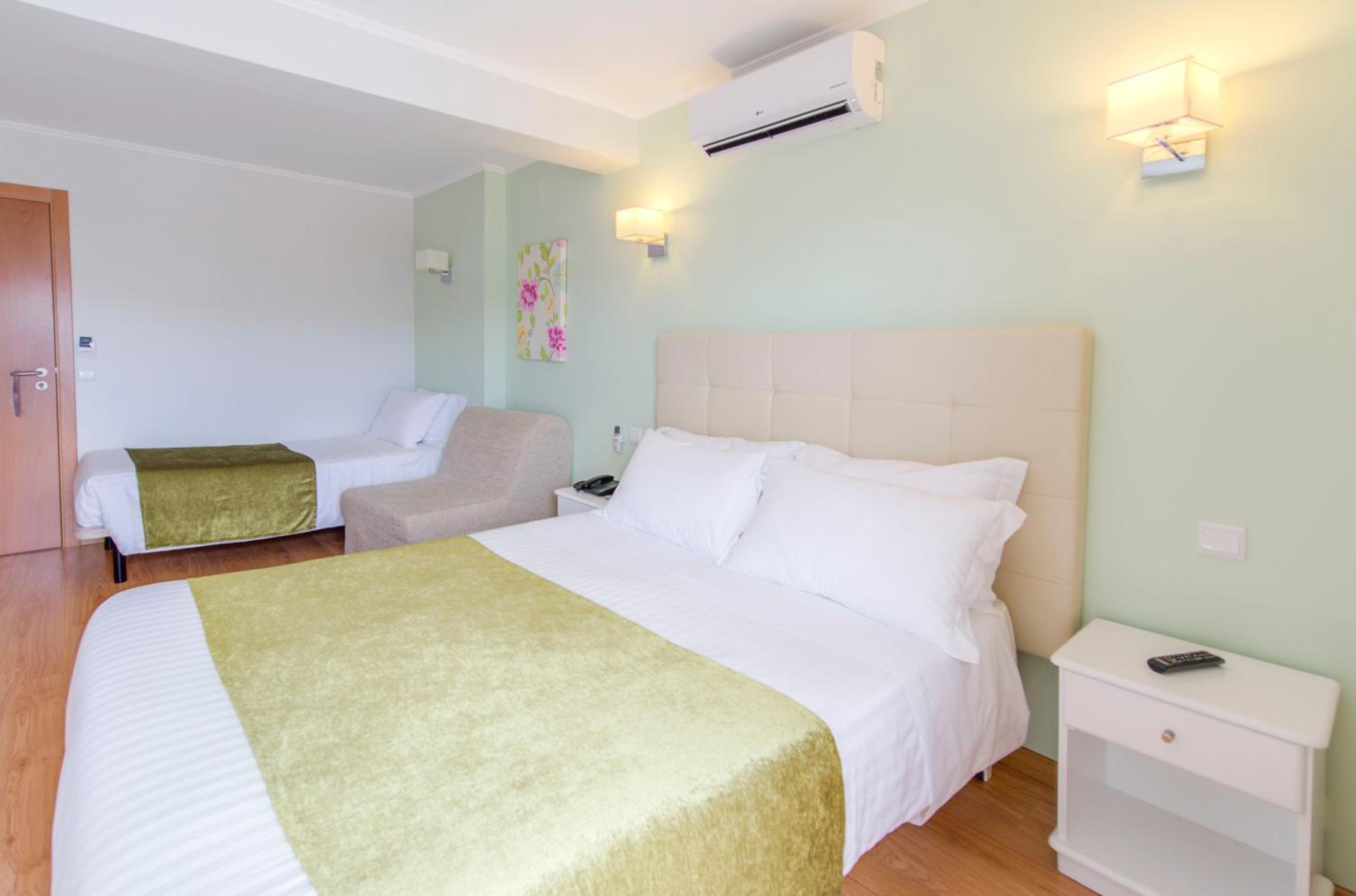 Triple Room with Balcony - Photo 2