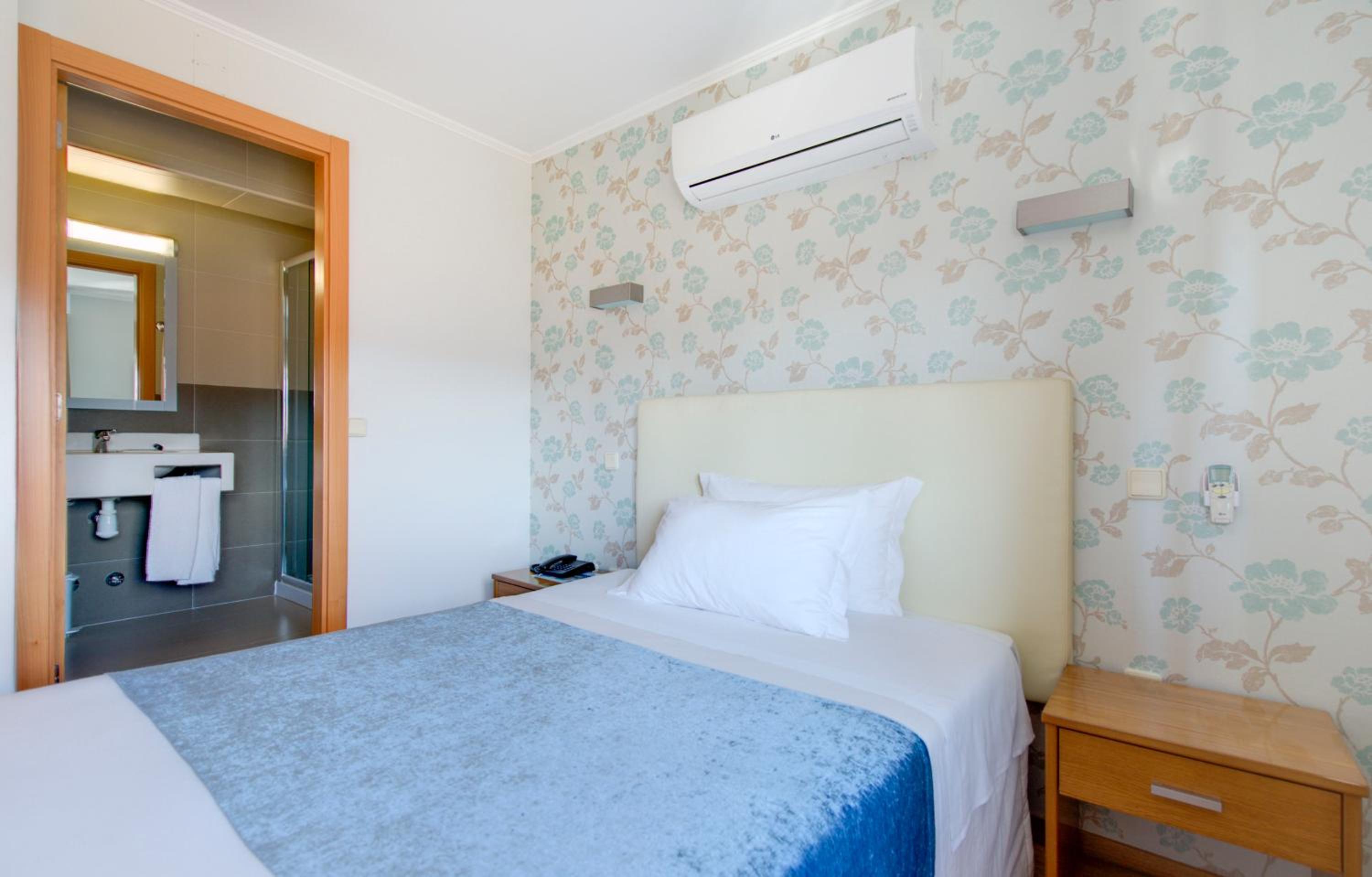 Double or Twin Room - Photo 19