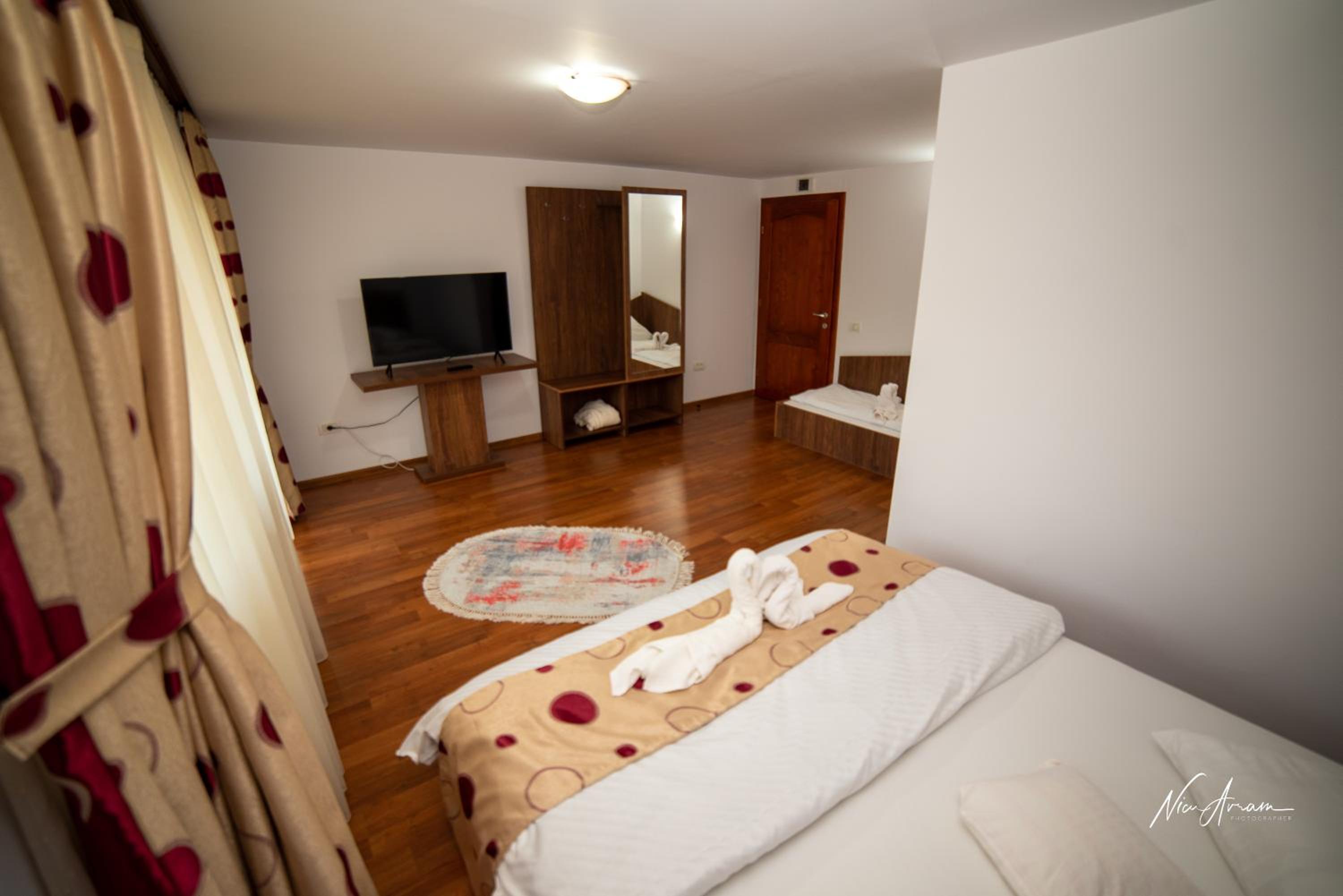 Deluxe Room (2 Adults + 1 Child) - Photo 1