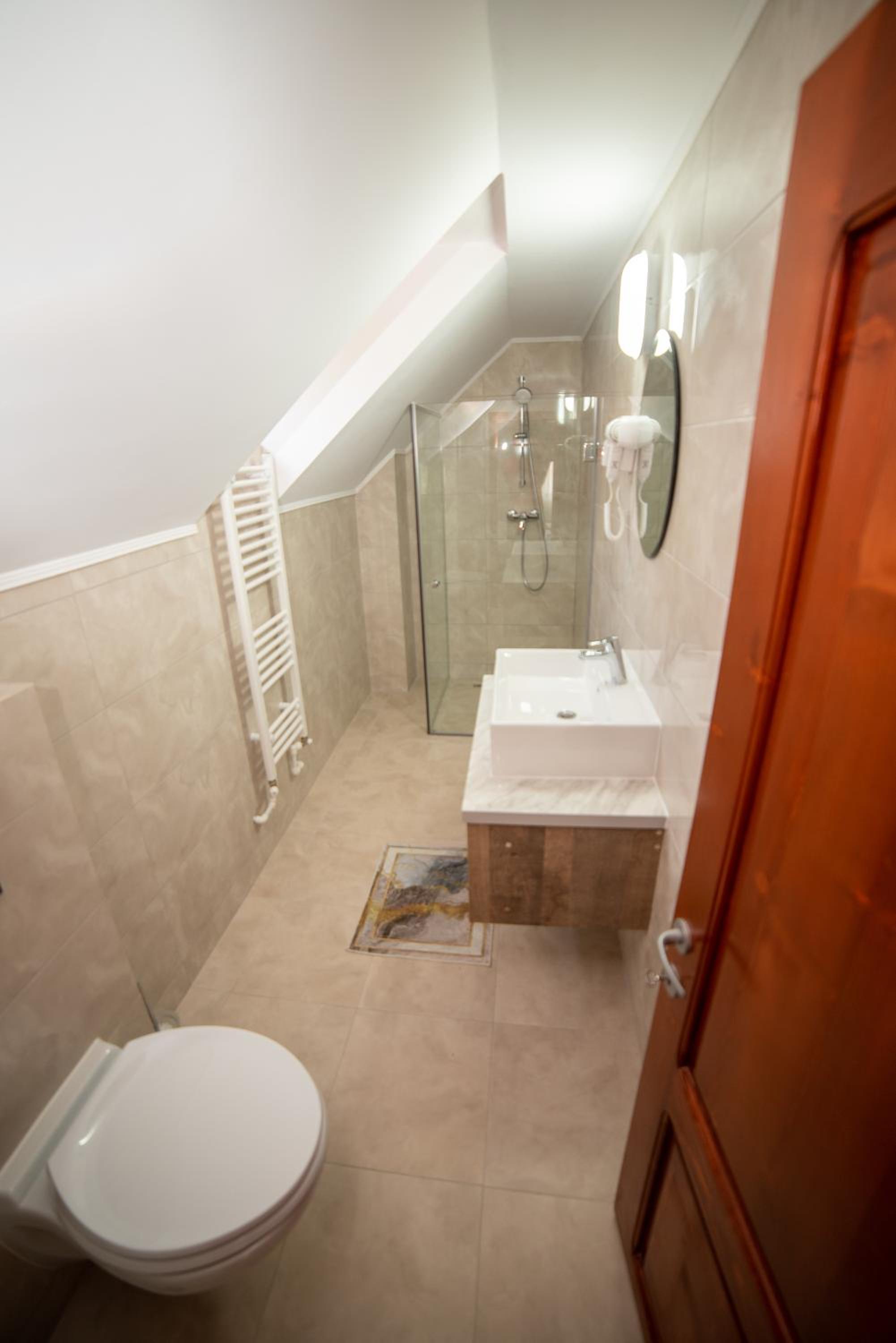 Deluxe Room (2 Adults + 1 Child) - Photo 3