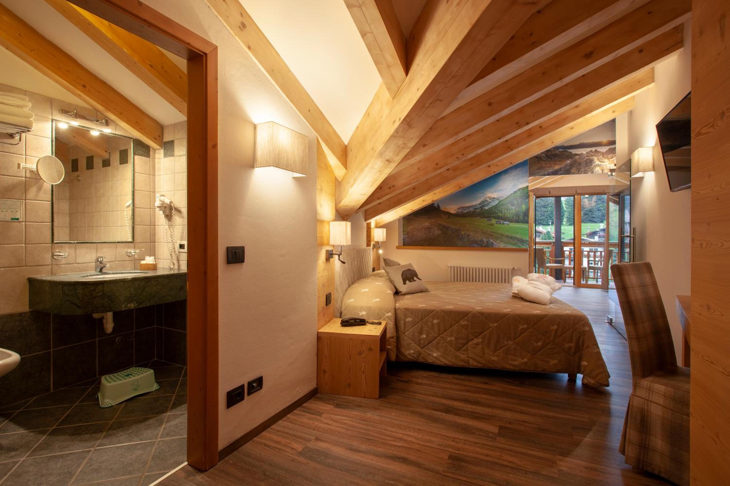Family Room with Mountain View photo 1