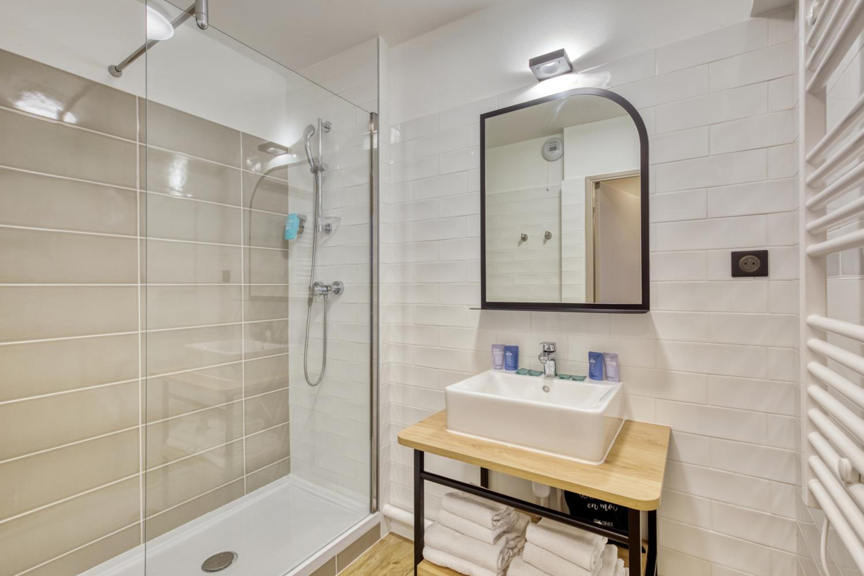 One-Bedroom Apartment - Photo 2