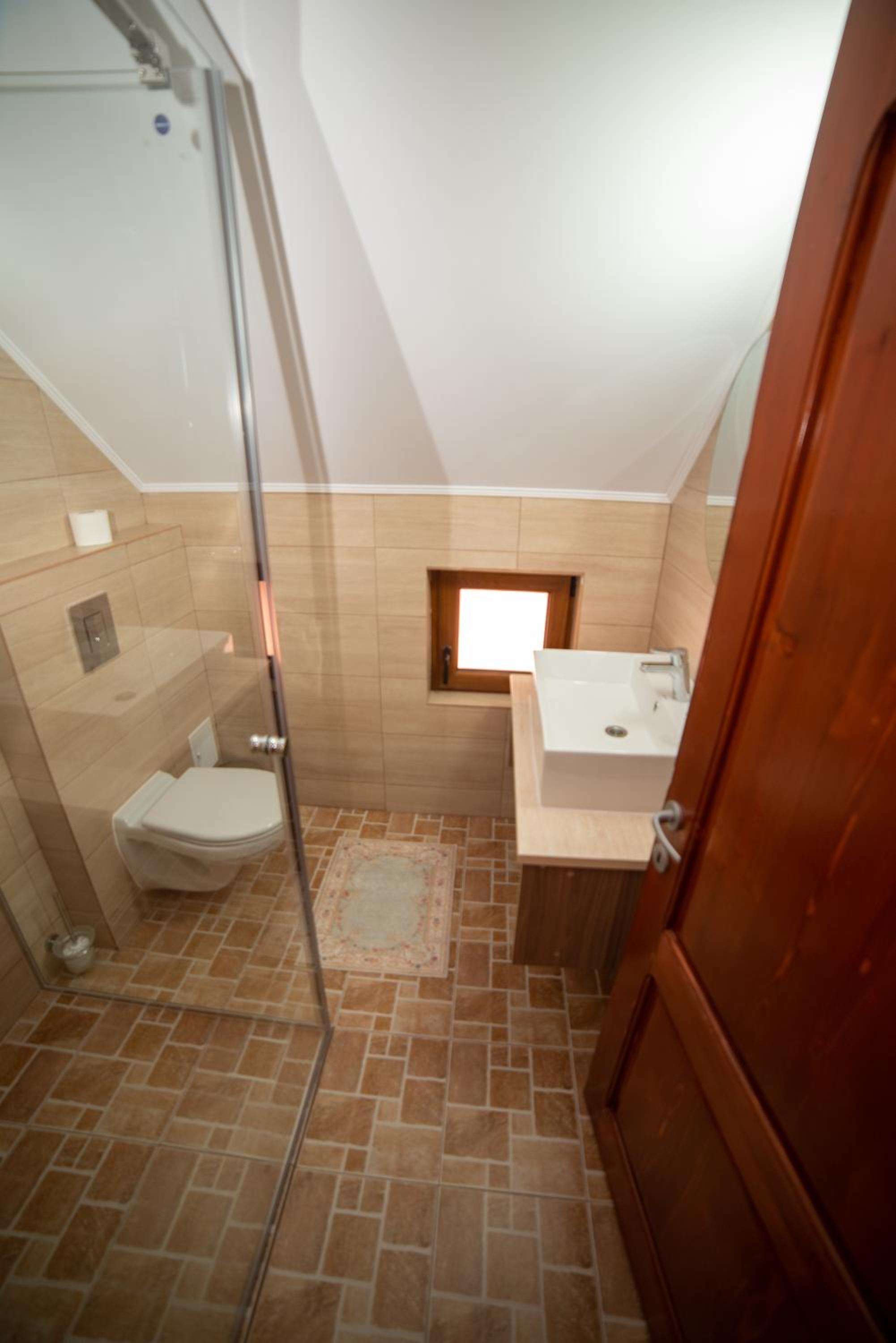 Deluxe Room (2 Adults + 1 Child) - Photo 2