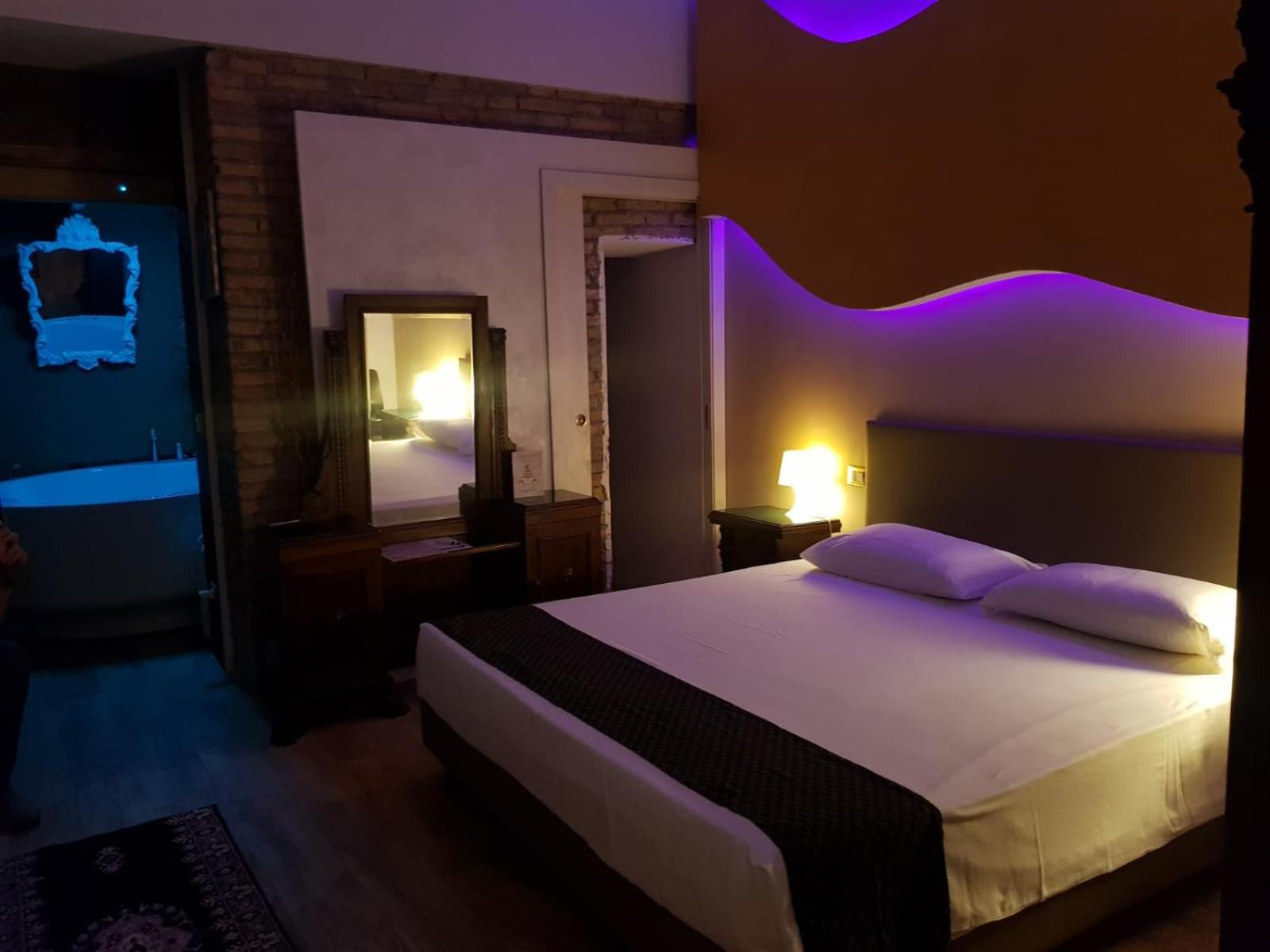 Suite with Spa Bath photo 3