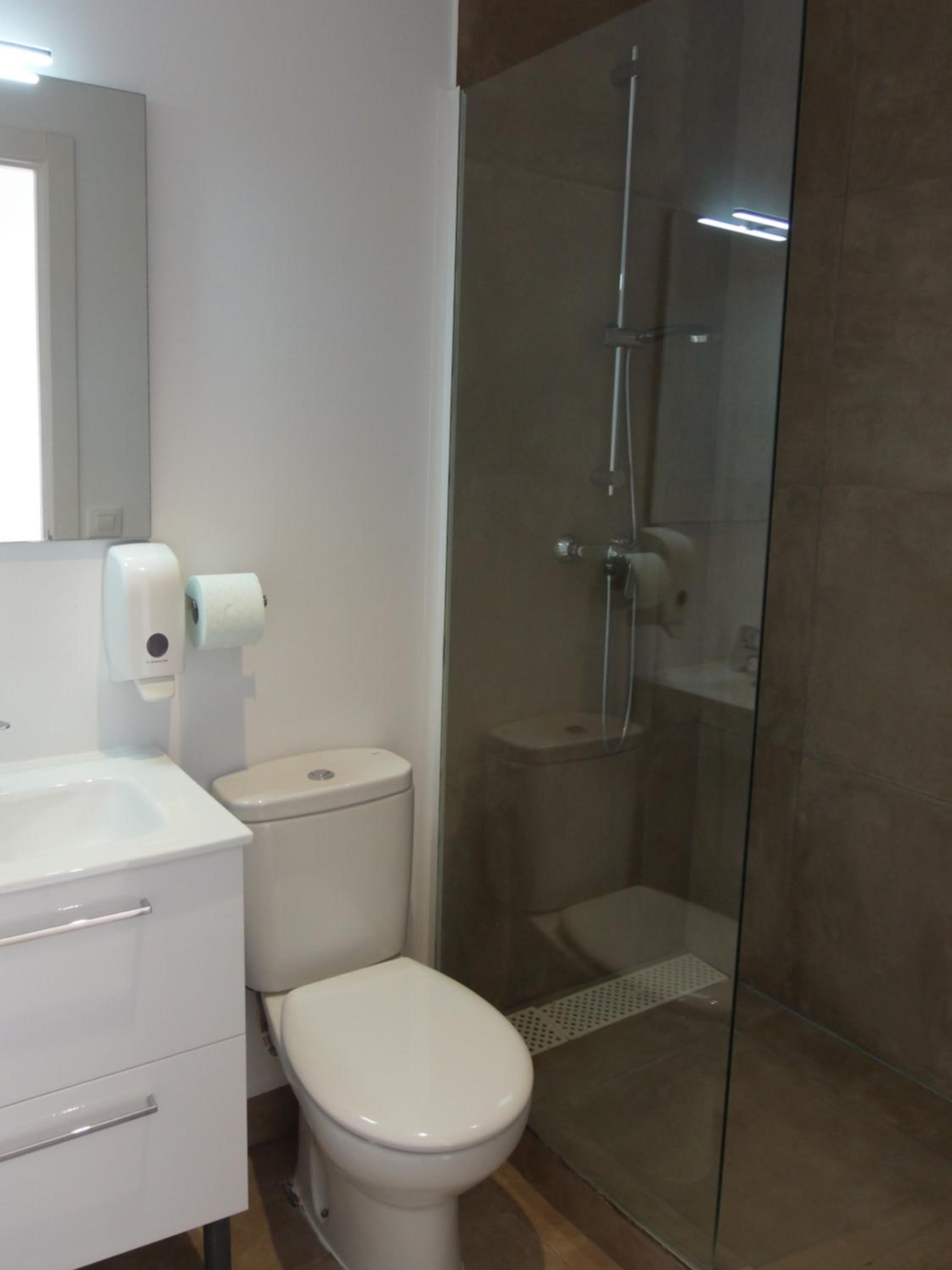 Standard Quadruple Room - Photo 4