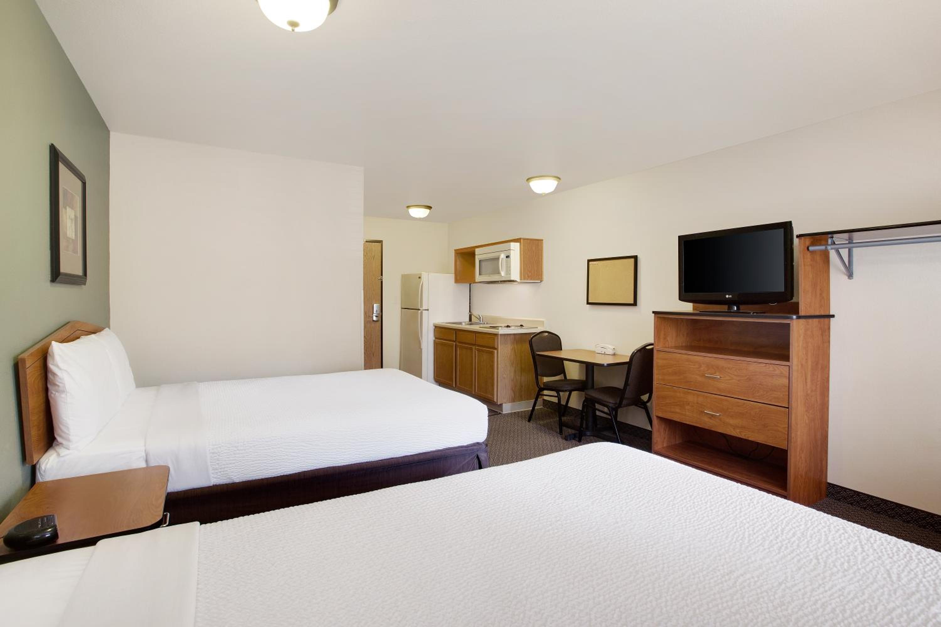 Queen Room with Two Queen Beds - Non Smoking photo 2