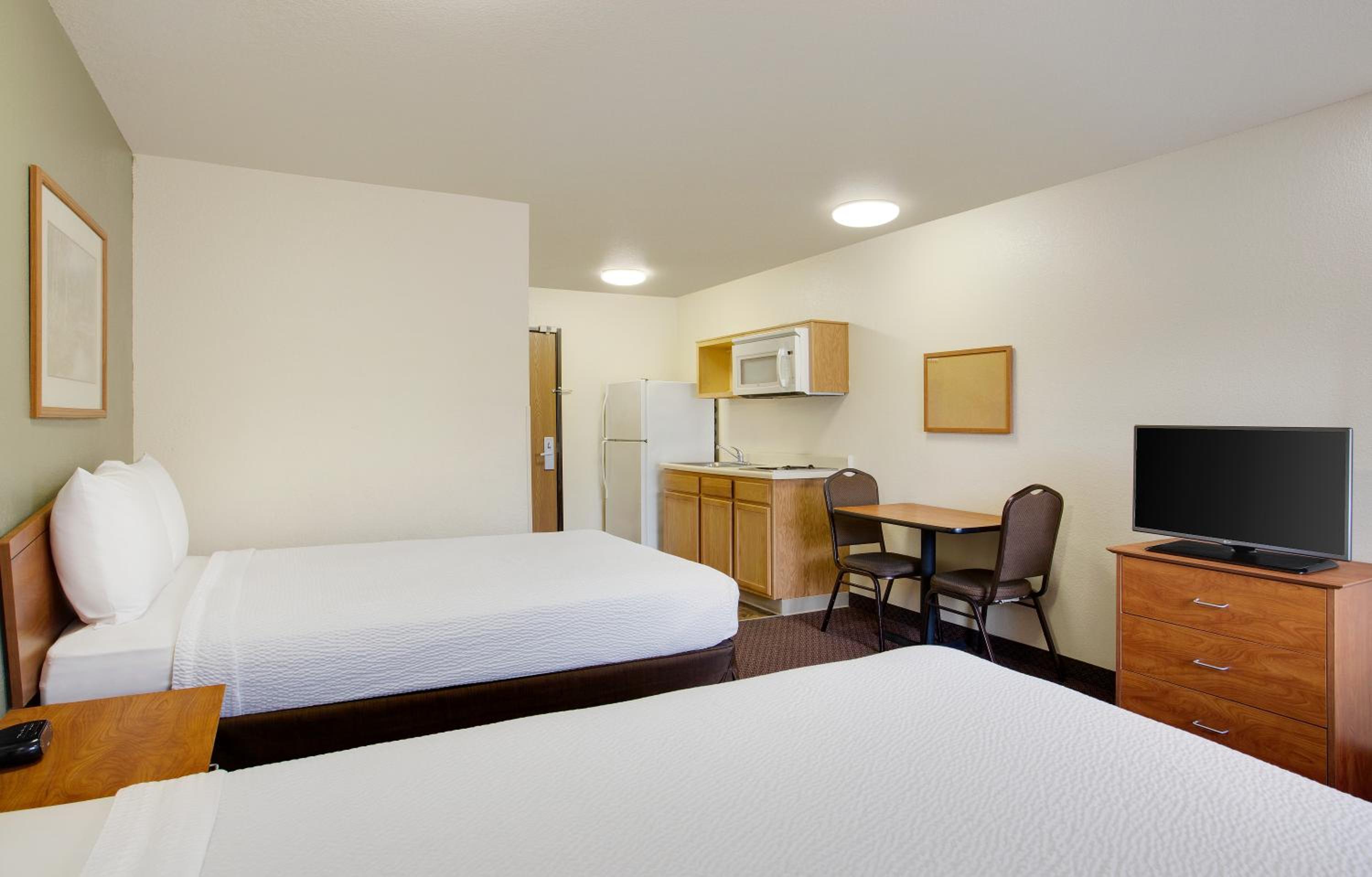 Efficiency Room with Two Queen Beds and Kitchen - Smoking photo 3