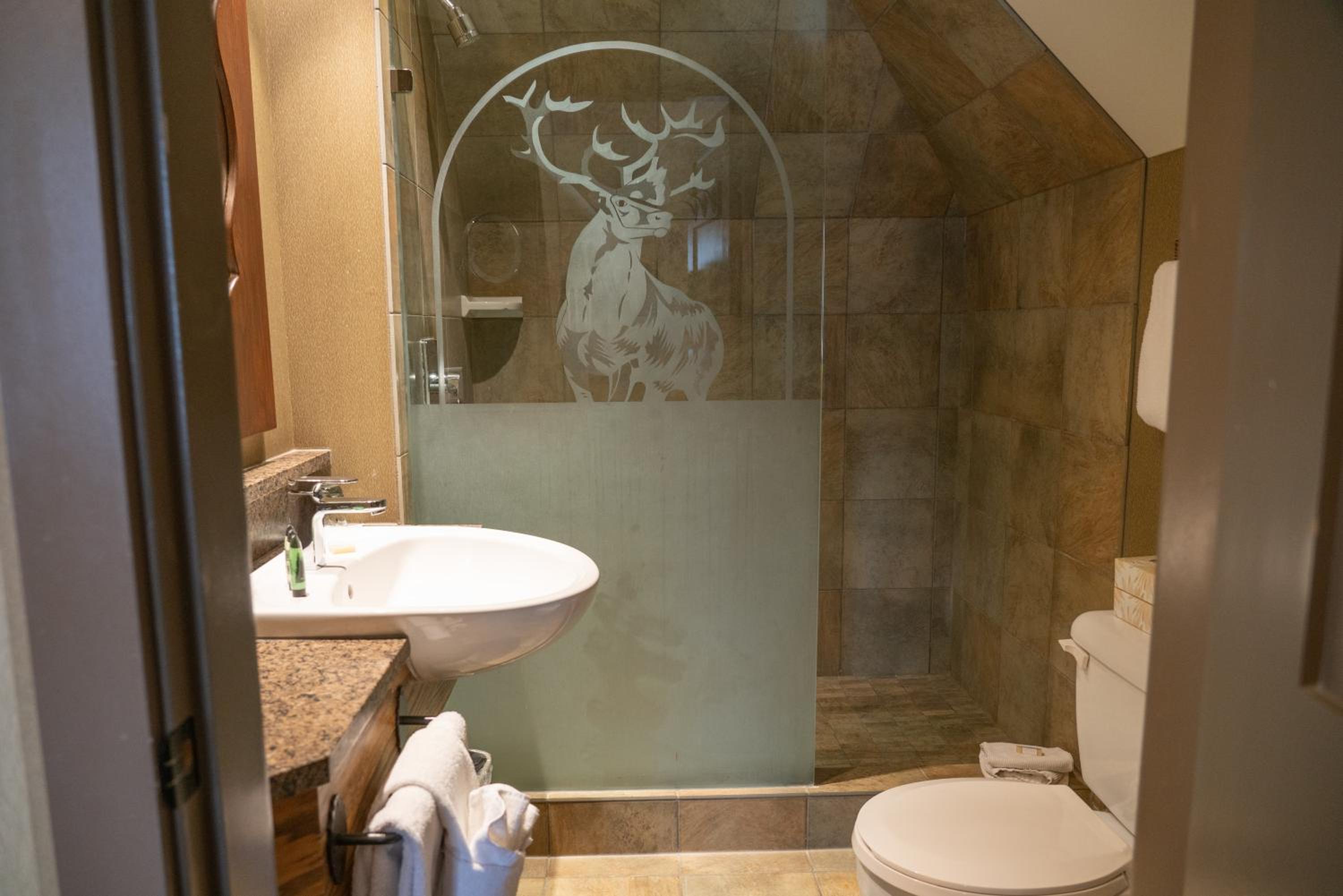 Corner Suite with Spa Bath - Photo 7