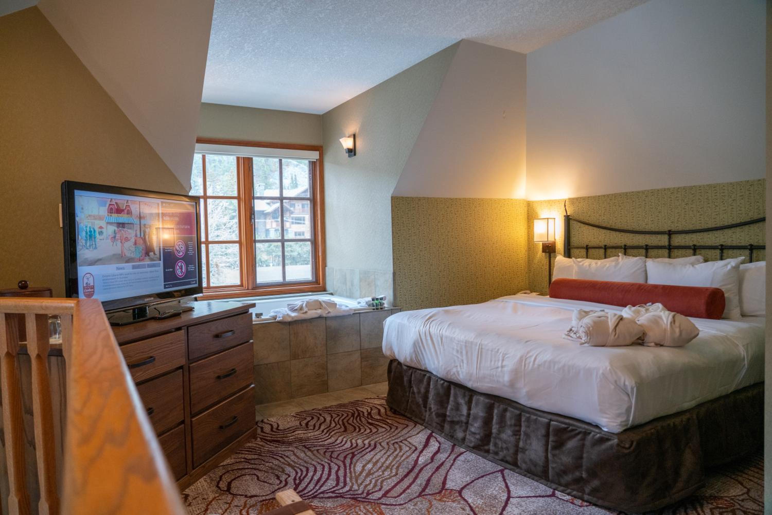 Corner Suite with Spa Bath - Photo 6