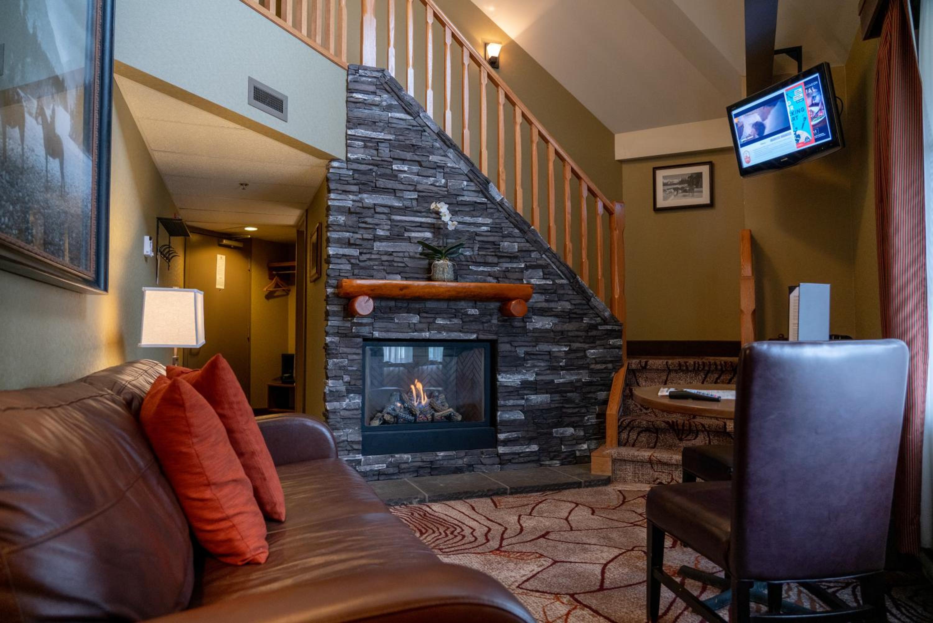 Corner Suite with Spa Bath - Photo 3
