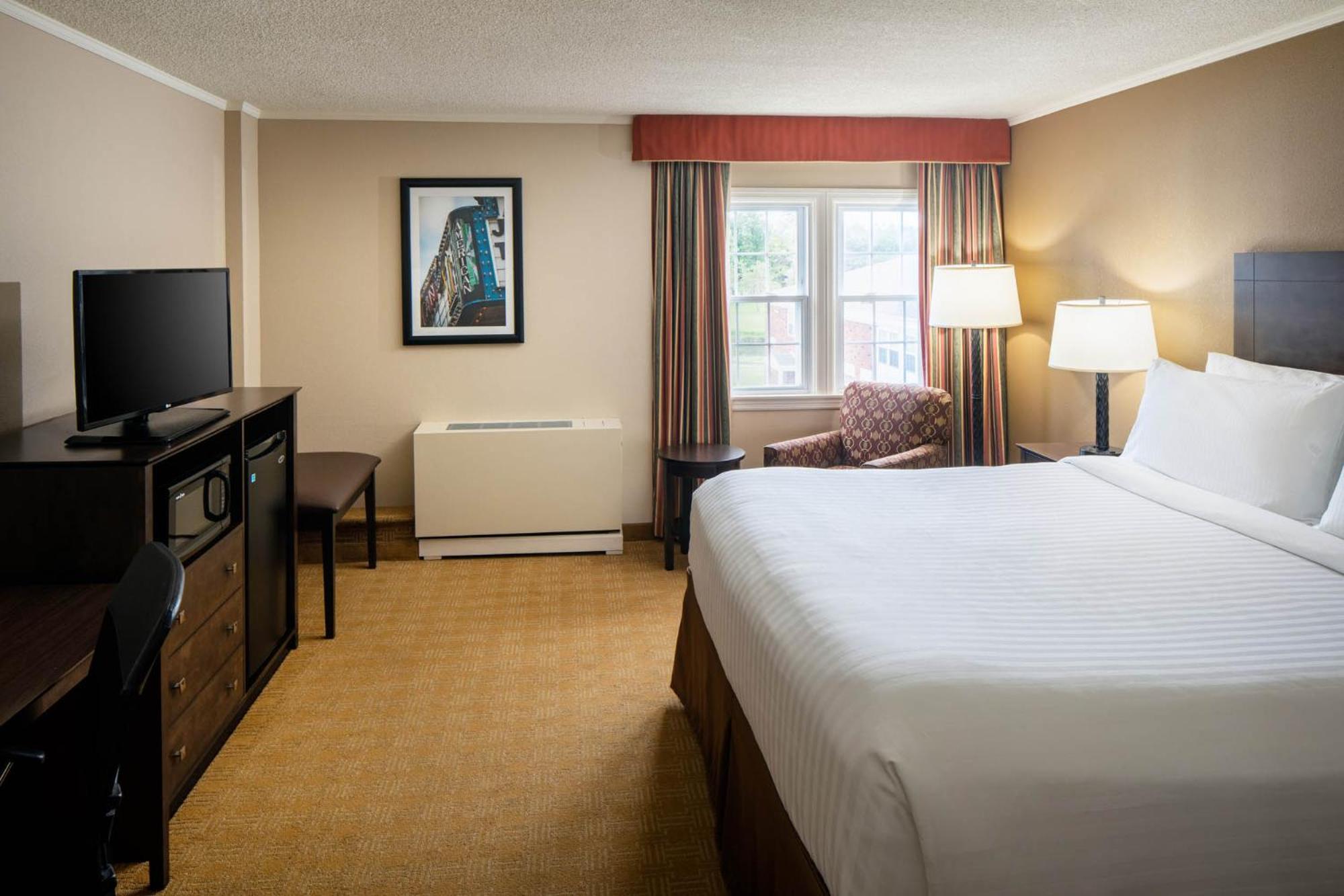 King Room with Walk-In Shower - Disability/Non-Smoking photo 3