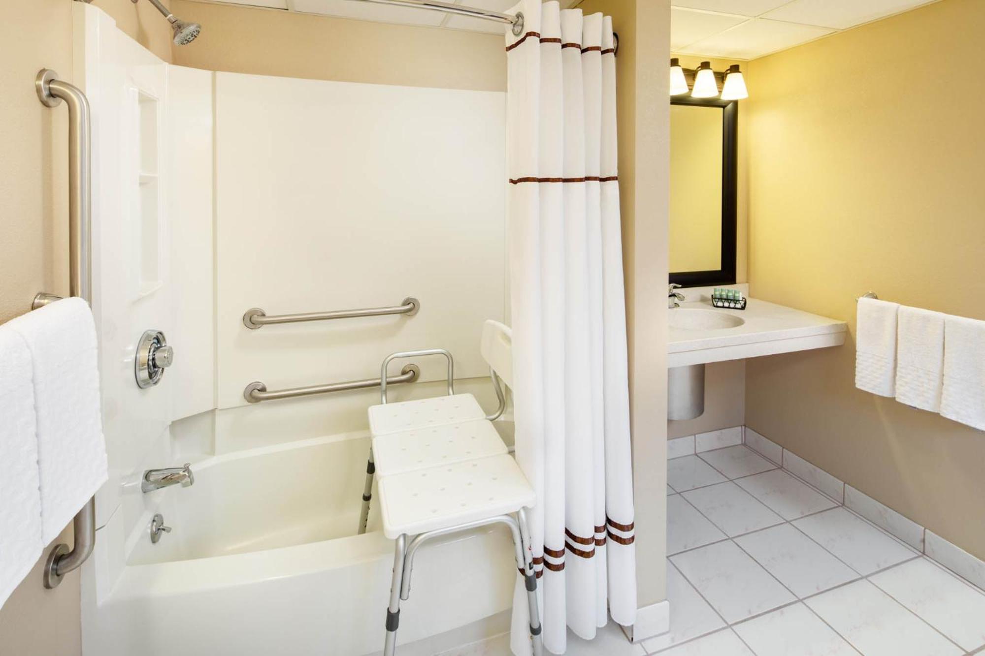 King Room with Walk-In Shower - Disability/Non-Smoking photo 2