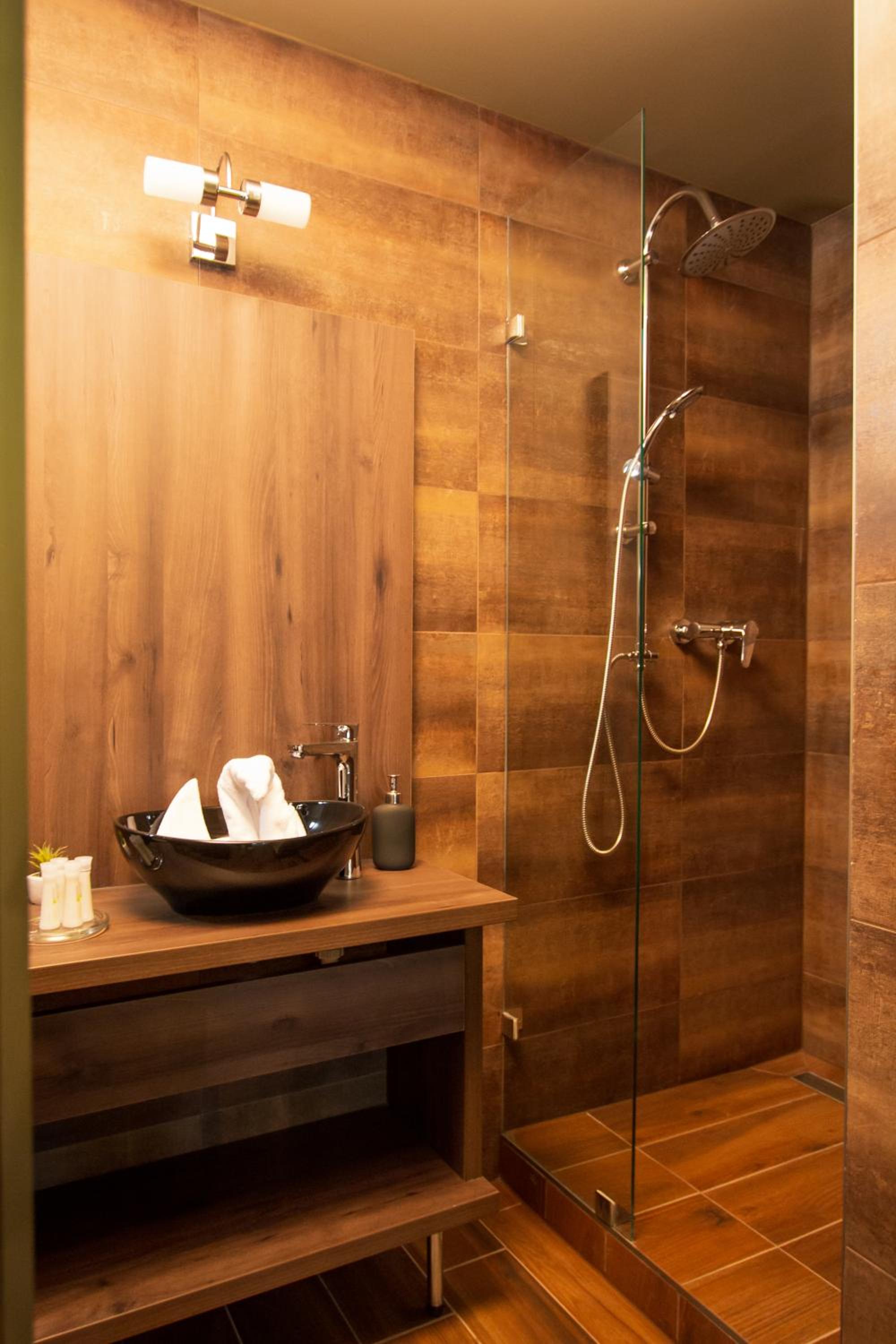 Deluxe Queen Room - Photo 6