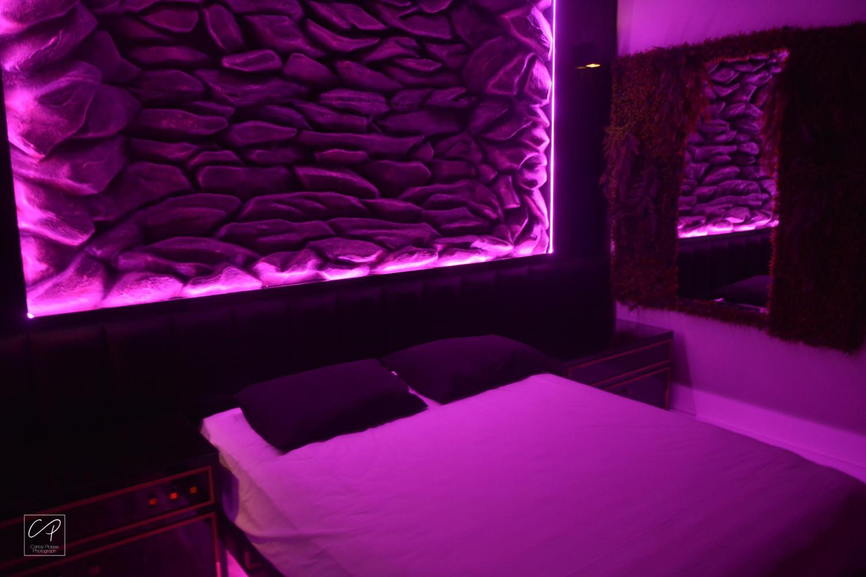 Deluxe Double Room with Bath - Photo 12