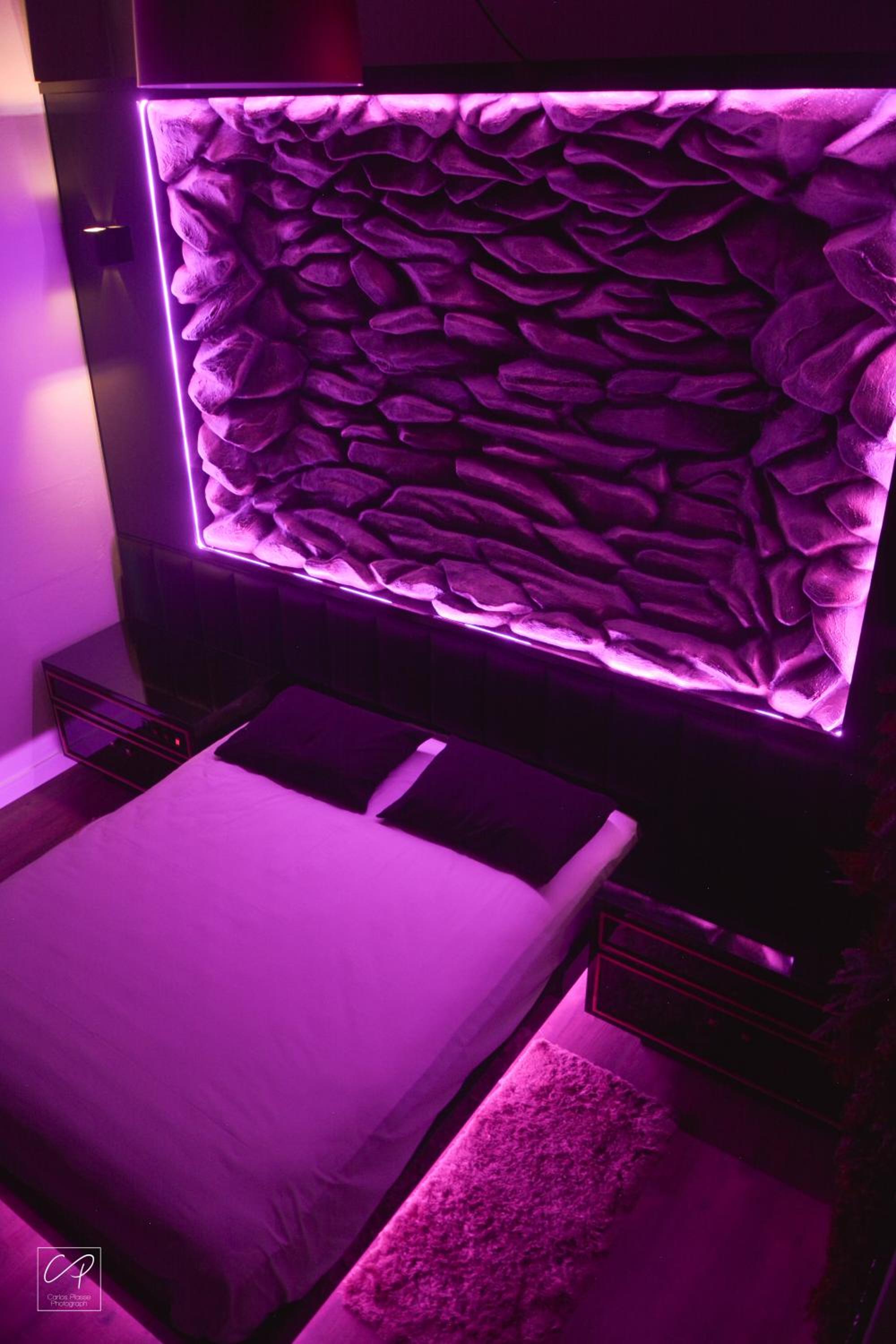 Deluxe Double Room with Bath - Photo 10