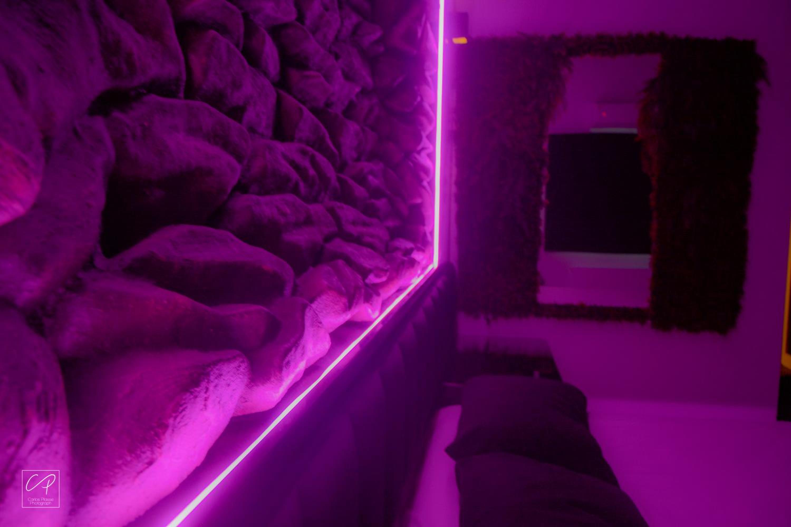 Deluxe Double Room with Bath - Photo 5