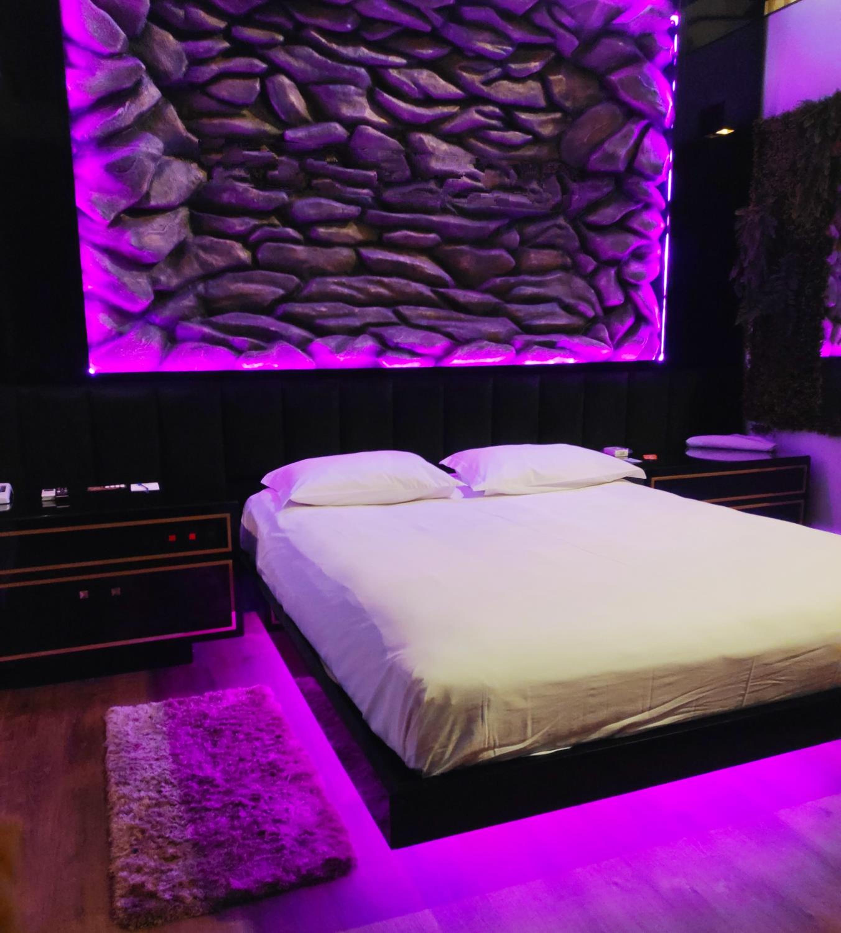 Deluxe Double Room with Bath - Photo 13