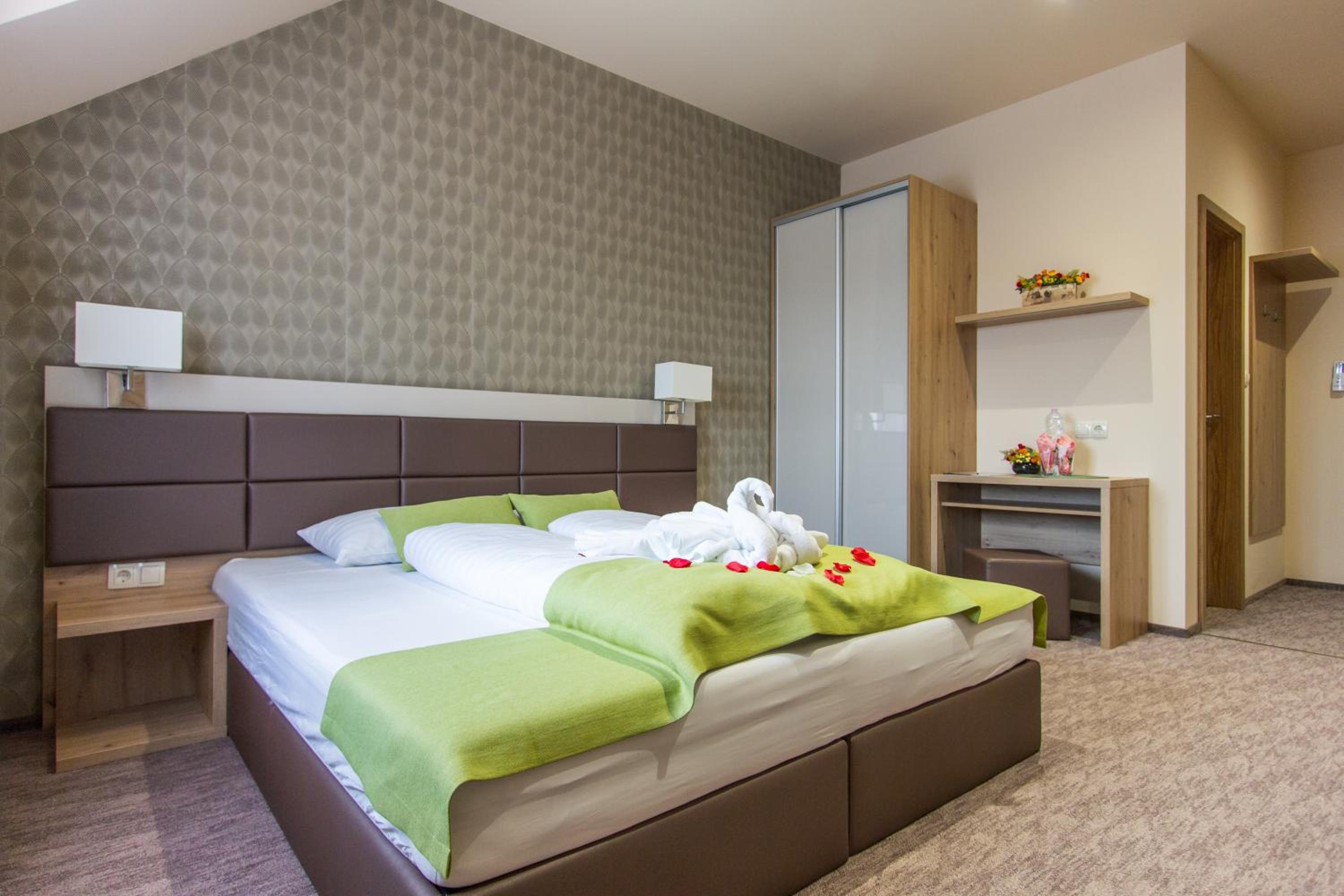 Standard Queen Room - Photo 4