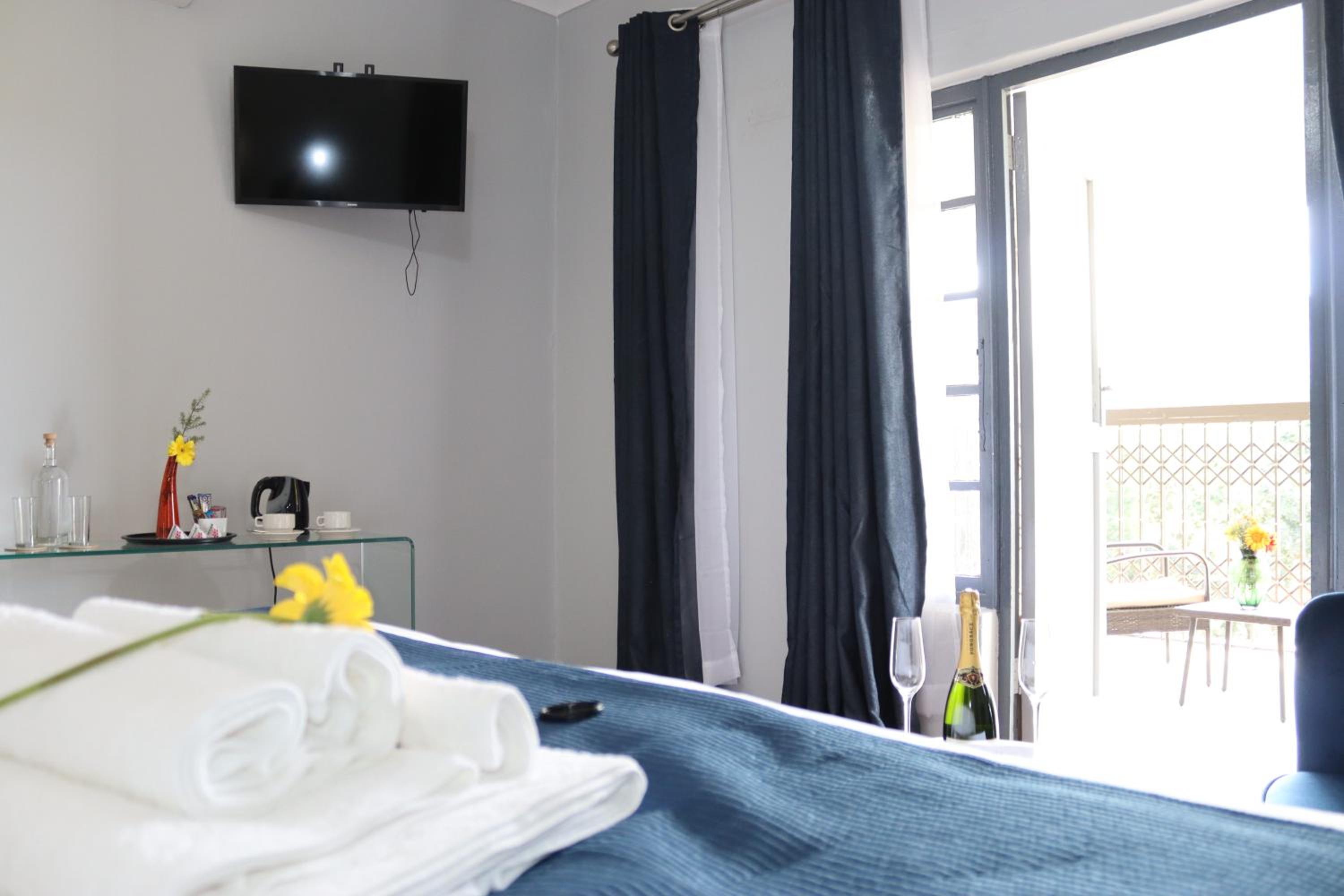 Deluxe King Suite - Photo 2