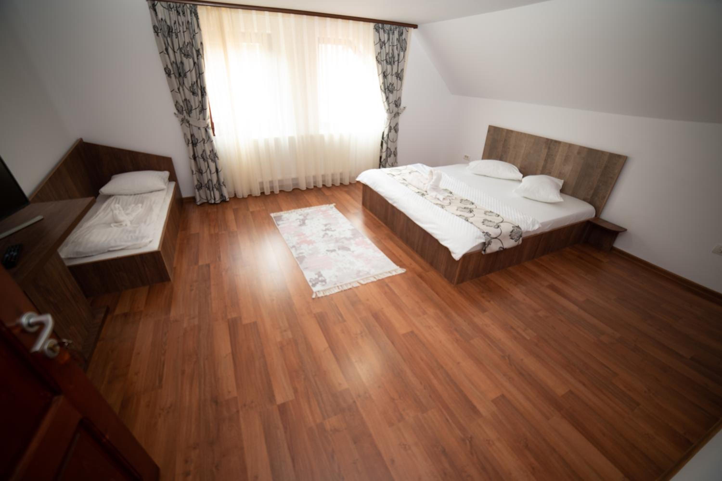 Deluxe Room (2 Adults + 1 Child) - Photo 4