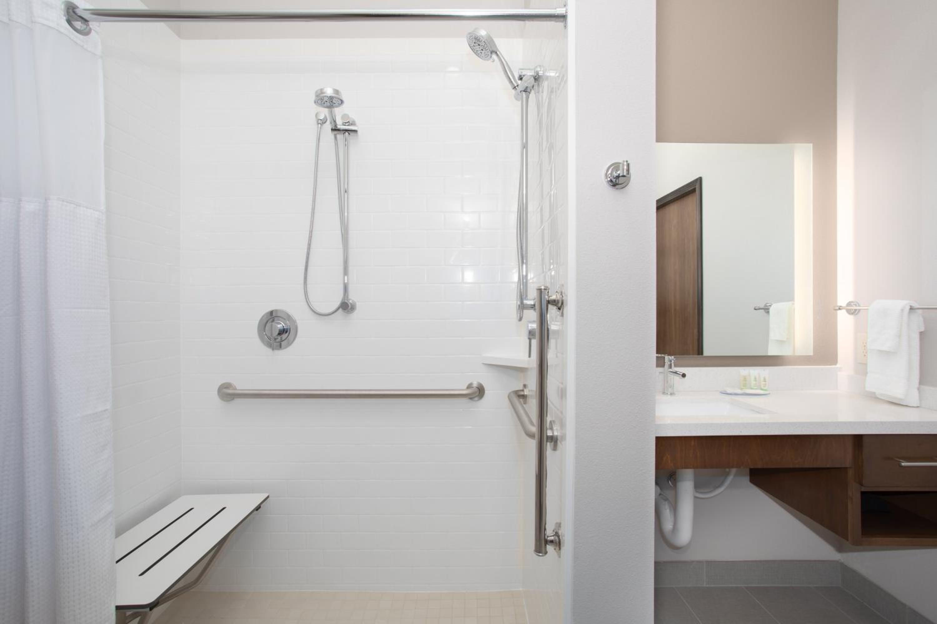 Queen Room with Accessible Roll In Shower - Non-Smoking photo 3