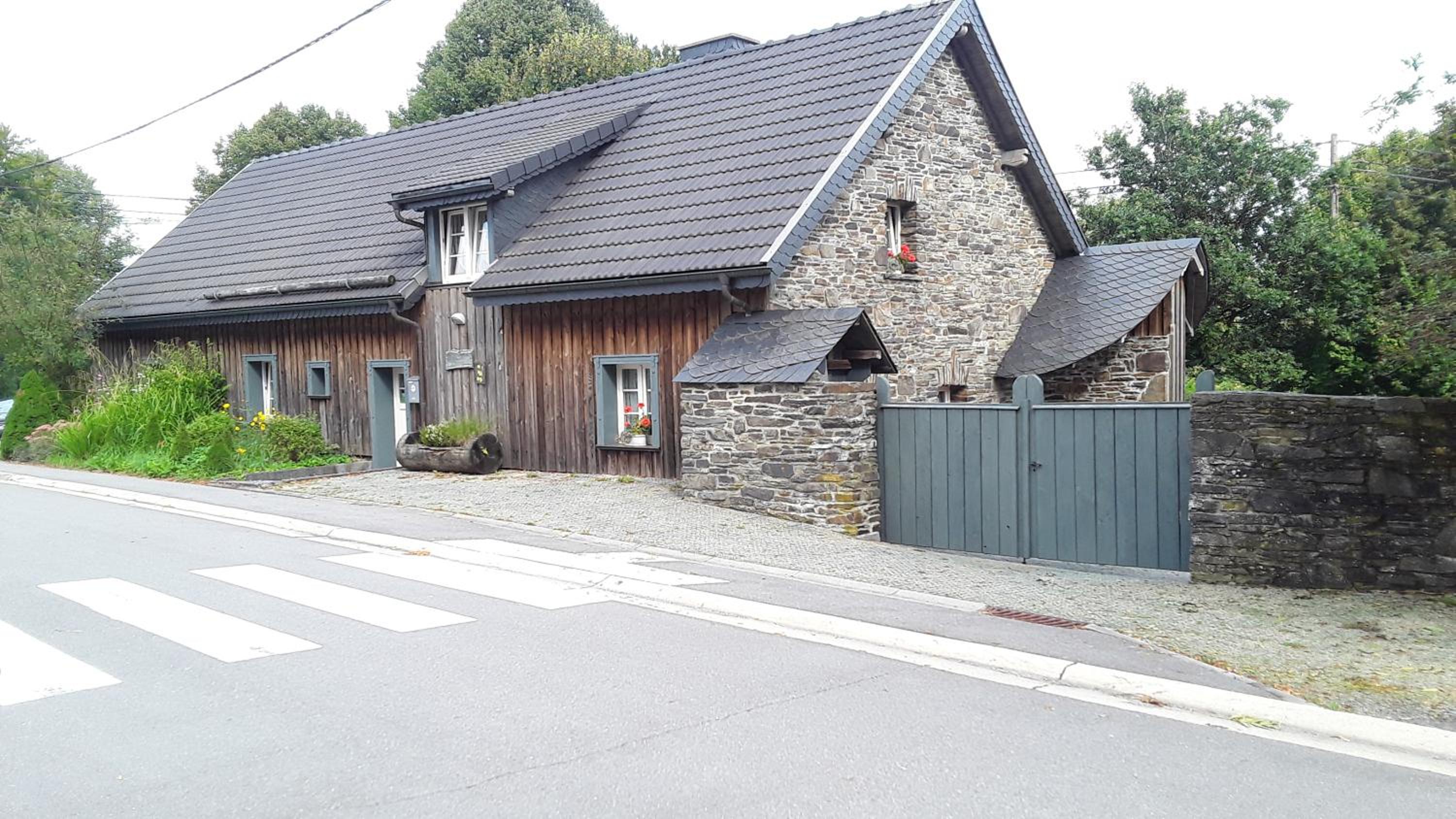 Five-Bedroom House photo 1