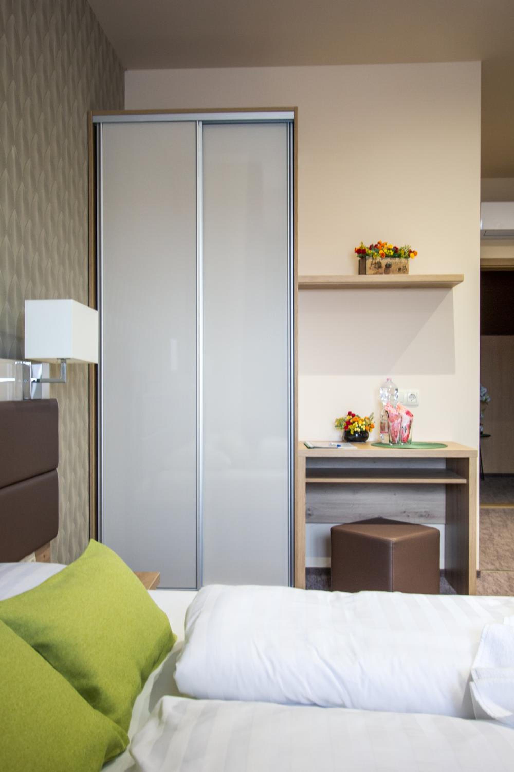 Small Double Room - Photo 2