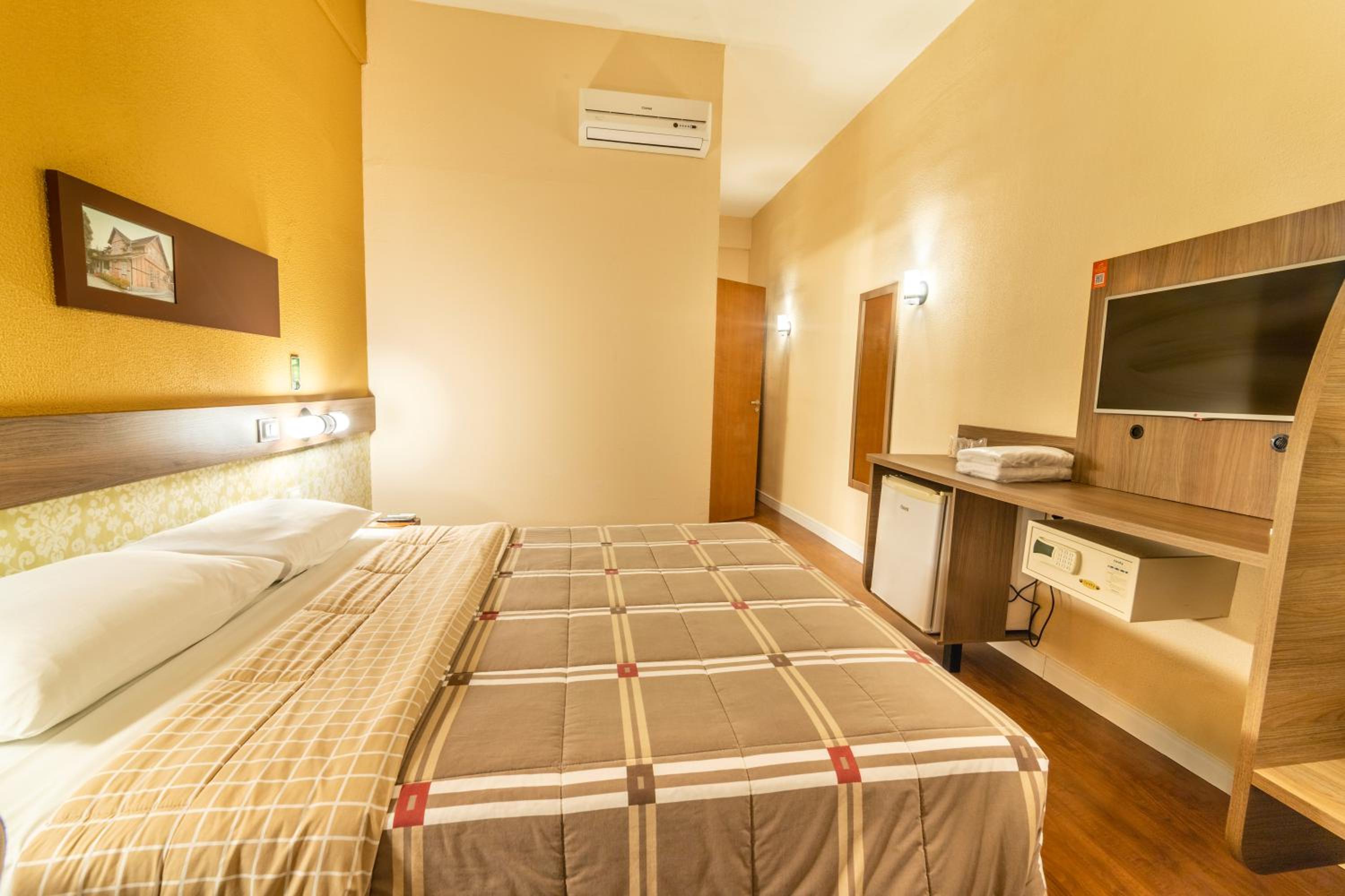 Standard Room with One Double Bed - Disability Access photo 2