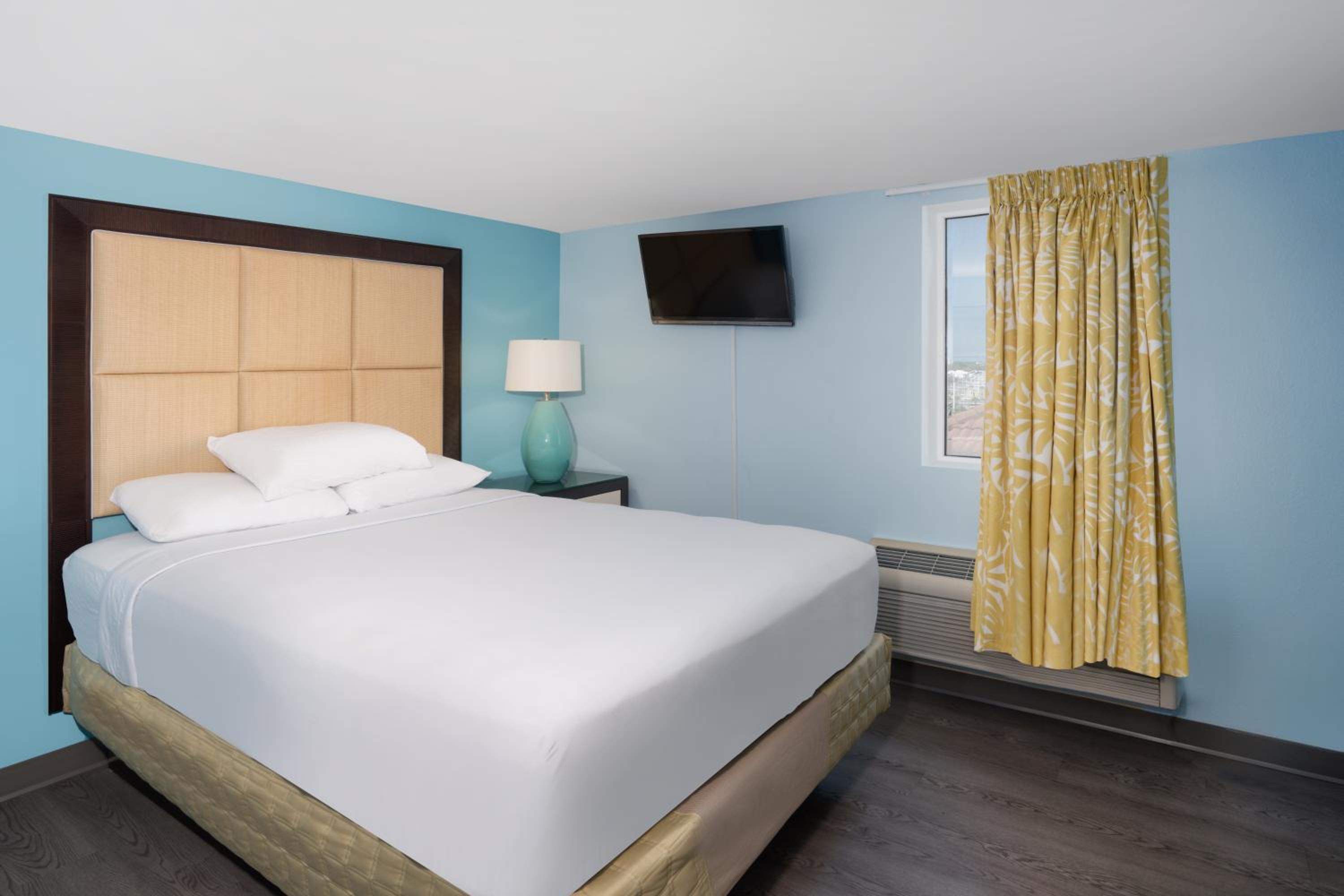 Deluxe Suite King and Full with Garden Tub Oceanfront - Photo 2