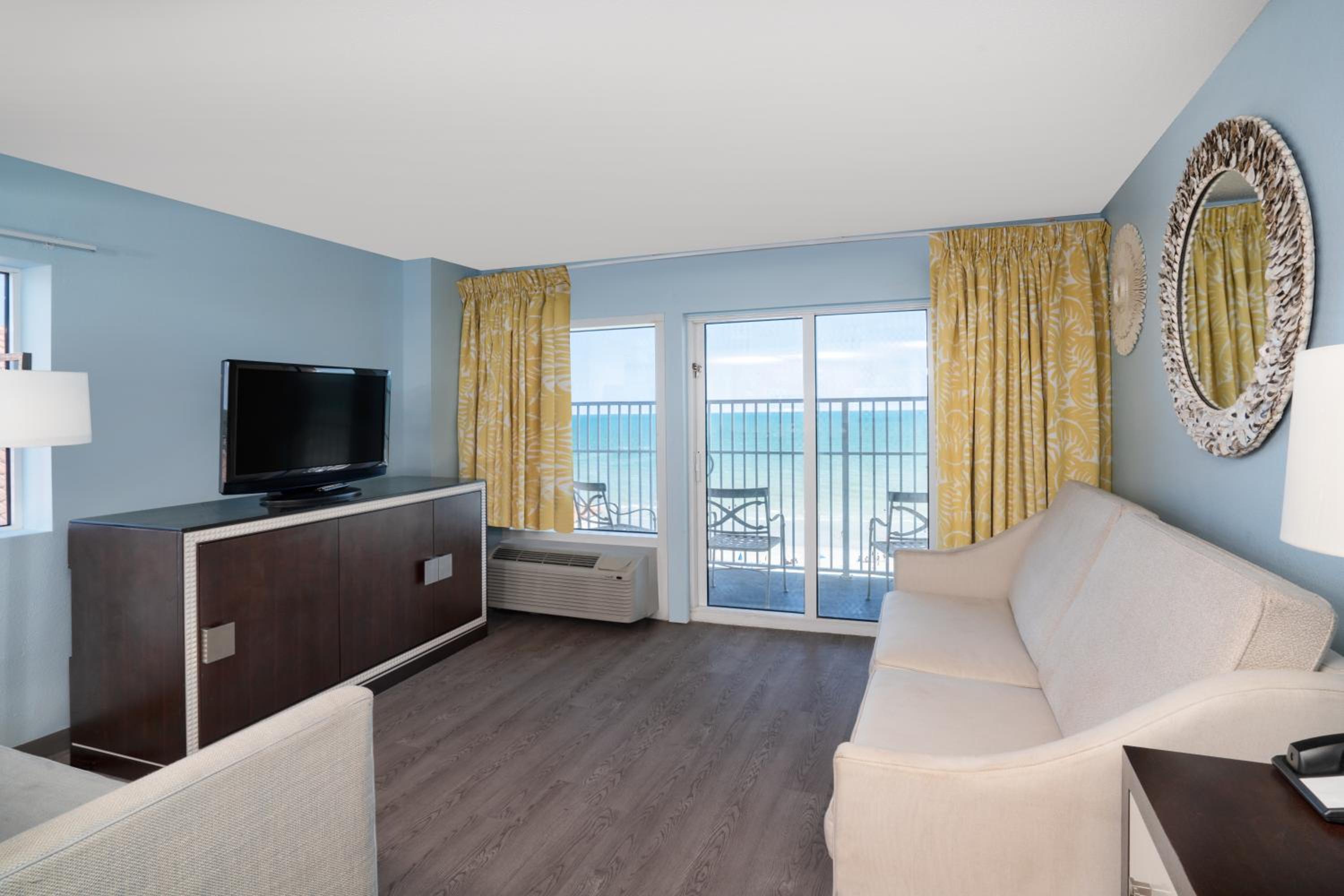 Deluxe Suite King and Full with Garden Tub Oceanfront - Photo 1