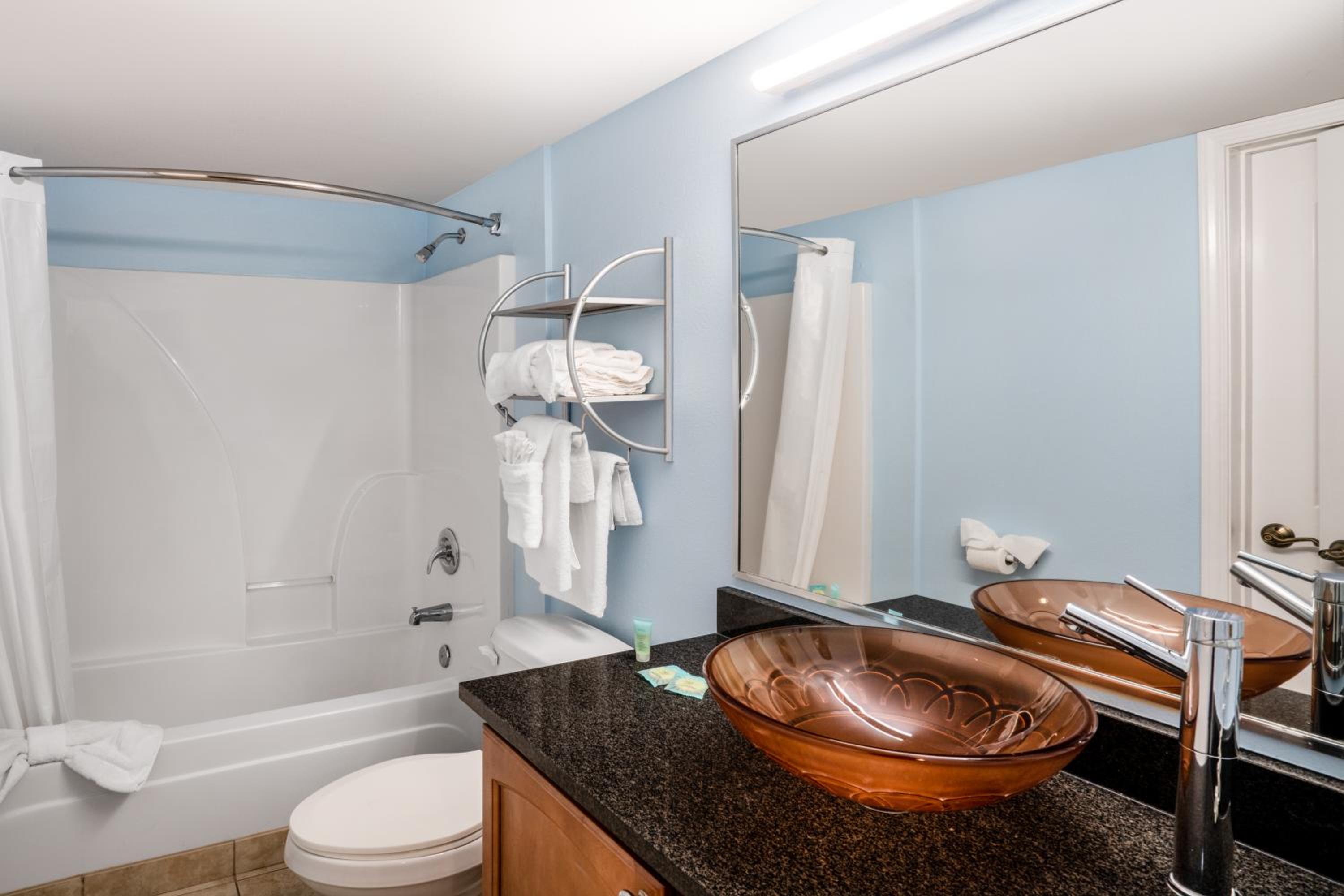 Deluxe Suite King and Full with Garden Tub Oceanfront - Photo 4