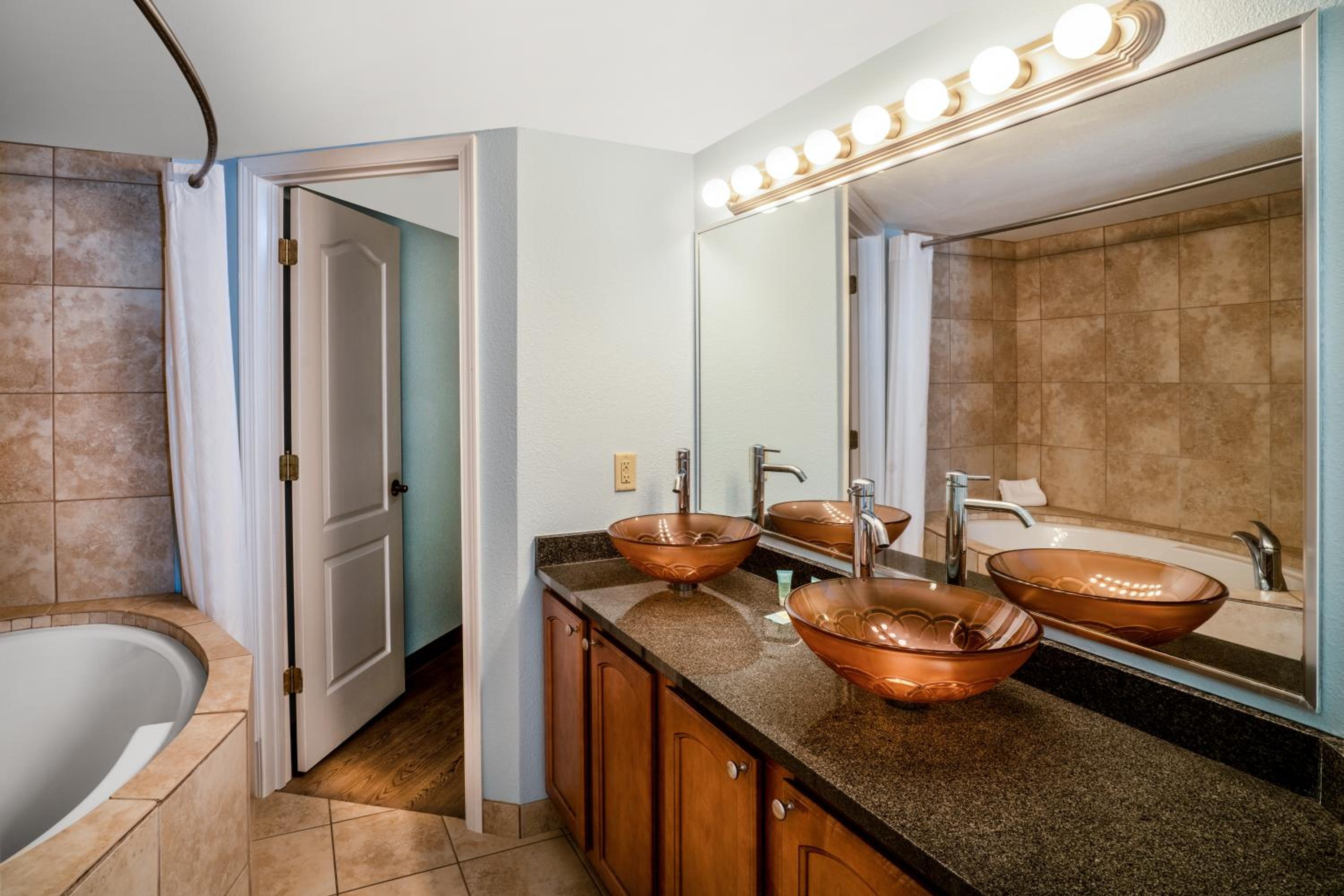 Deluxe Suite 2 Kings - Photo 4