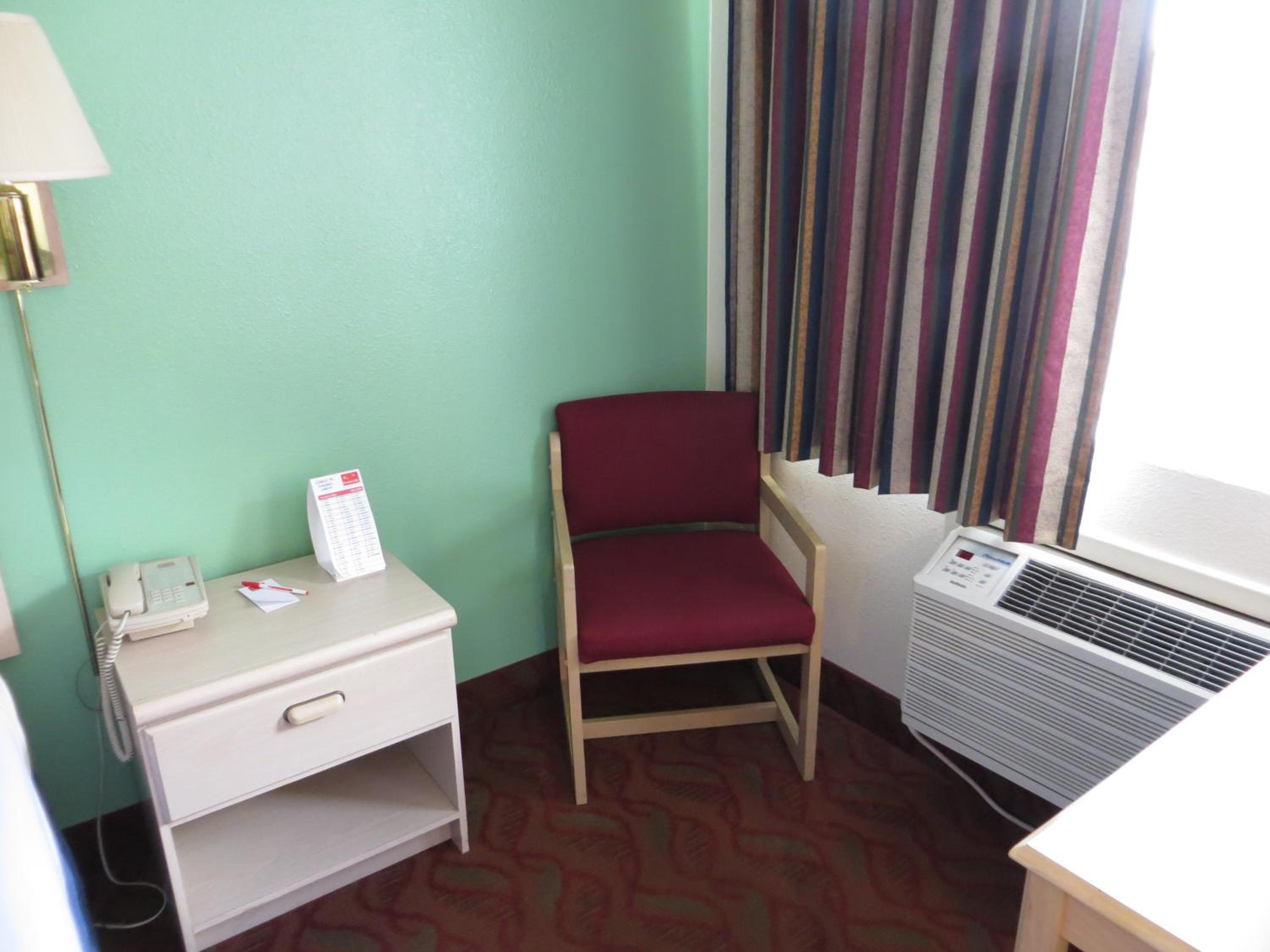 Standard Queen Room with Two Queen Beds - Non-Smoking - Photo 9